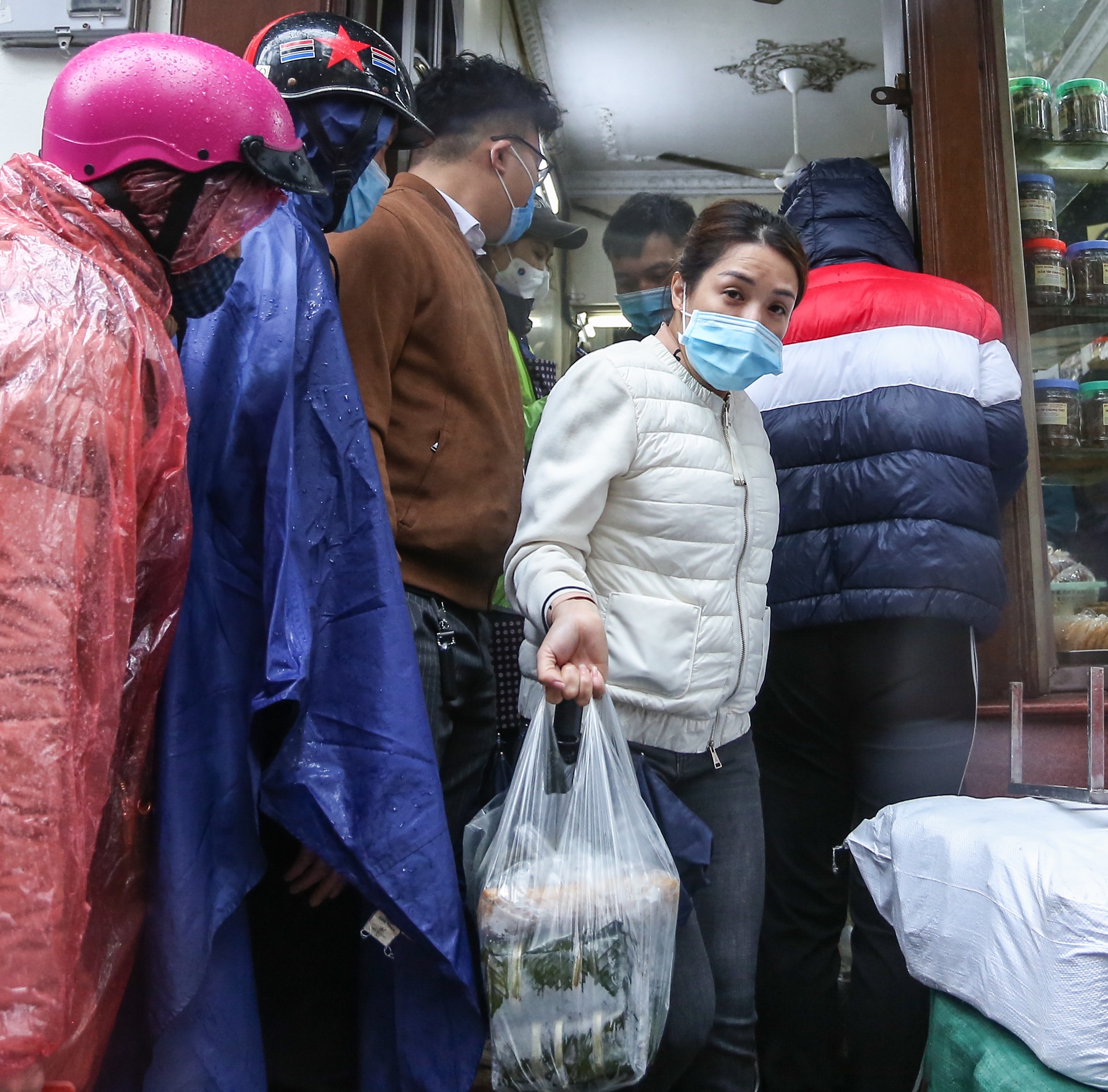 Doi mua xep hang mua gio cha,  banh chung anh 9