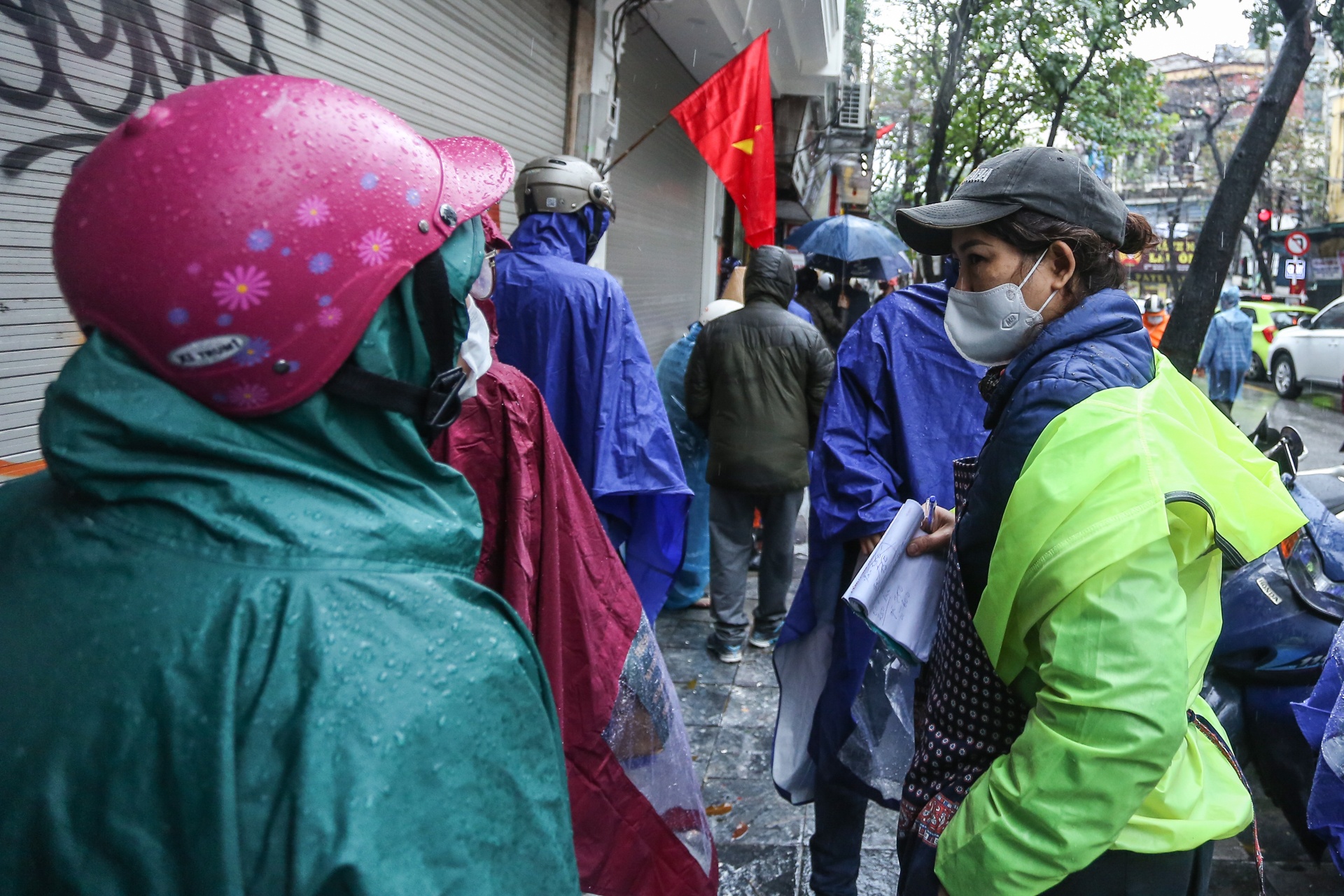 Doi mua xep hang mua gio cha,  banh chung anh 10