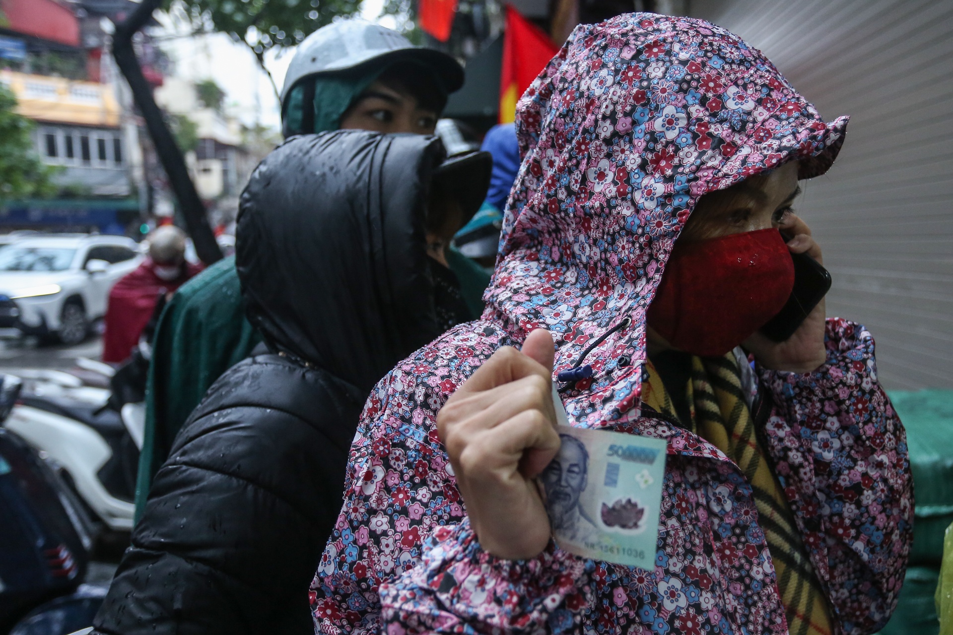 Doi mua xep hang mua gio cha,  banh chung anh 11