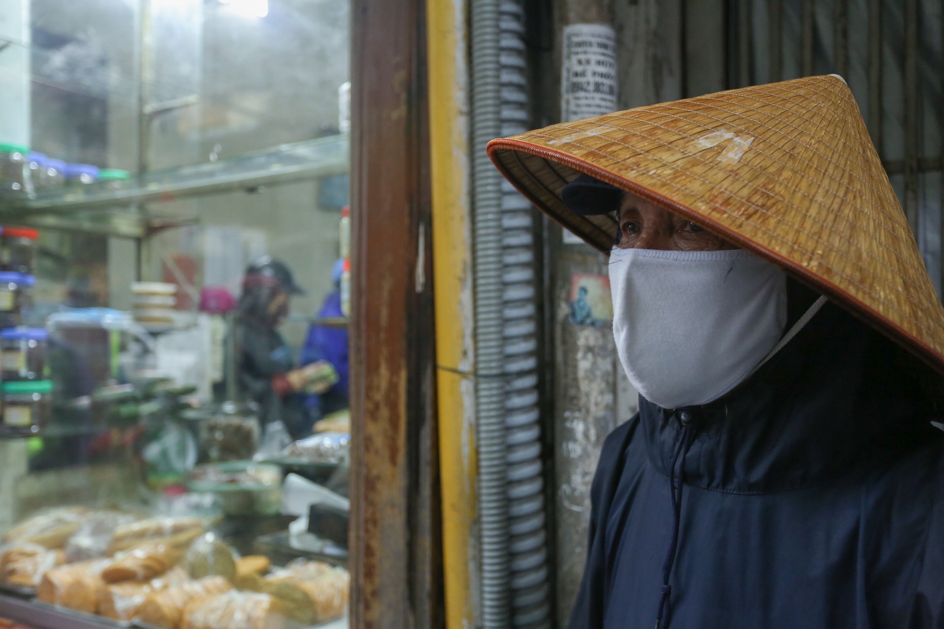 Doi mua xep hang mua gio cha,  banh chung anh 12