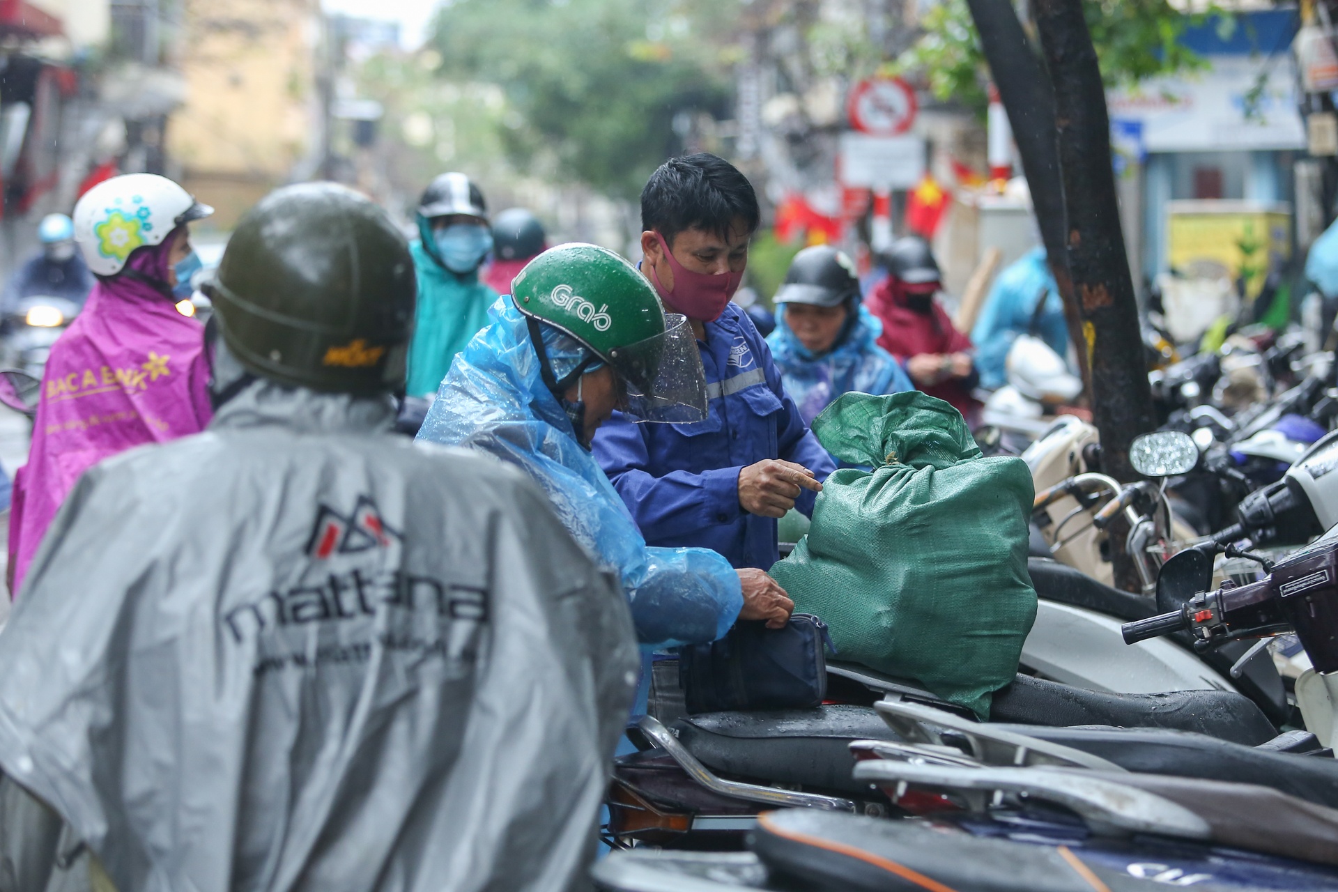 Doi mua xep hang mua gio cha,  banh chung anh 2