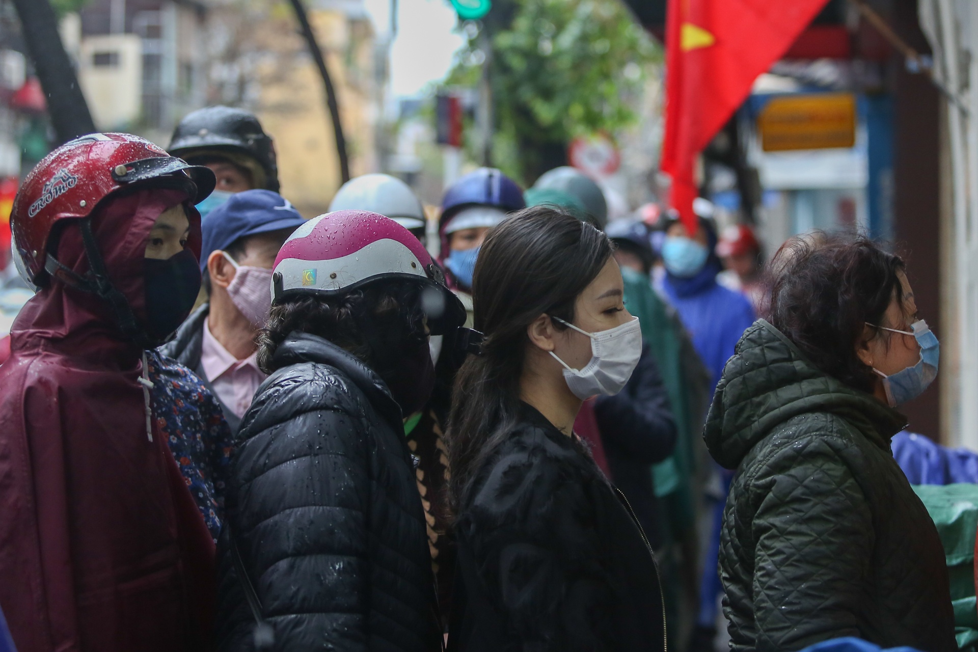 Doi mua xep hang mua gio cha,  banh chung anh 3