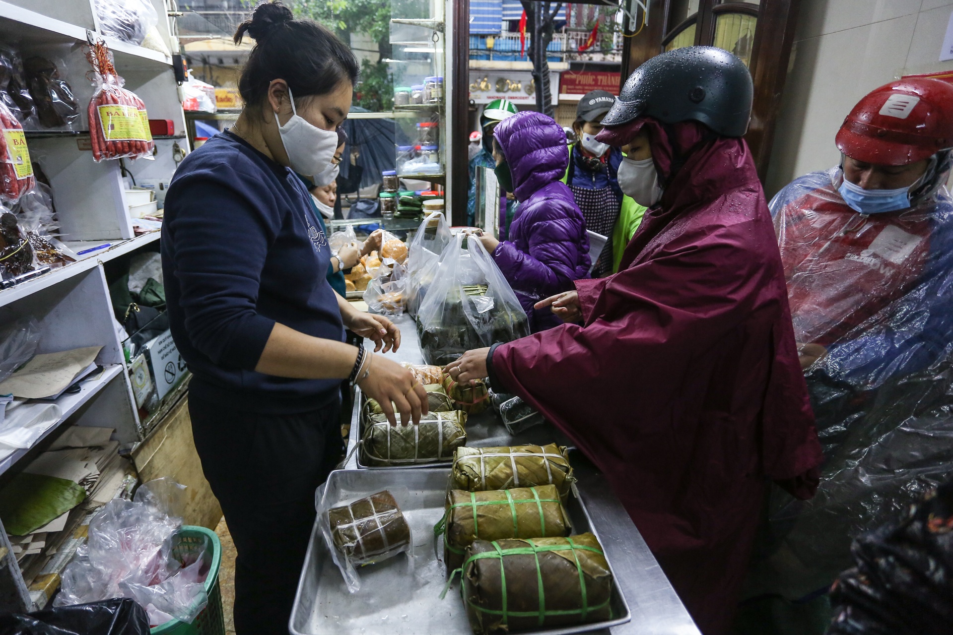 Doi mua xep hang mua gio cha,  banh chung anh 4