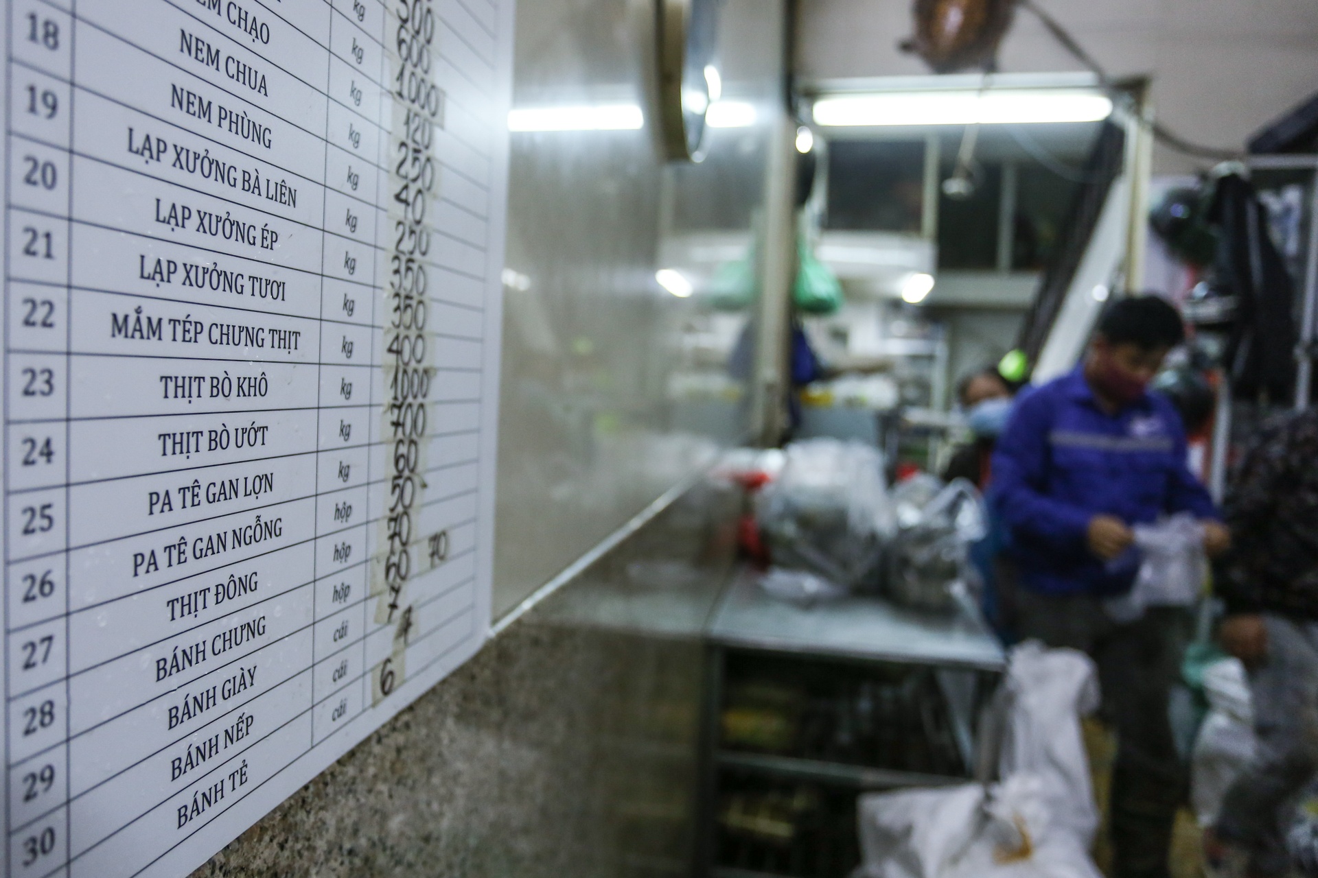 Doi mua xep hang mua gio cha,  banh chung anh 5