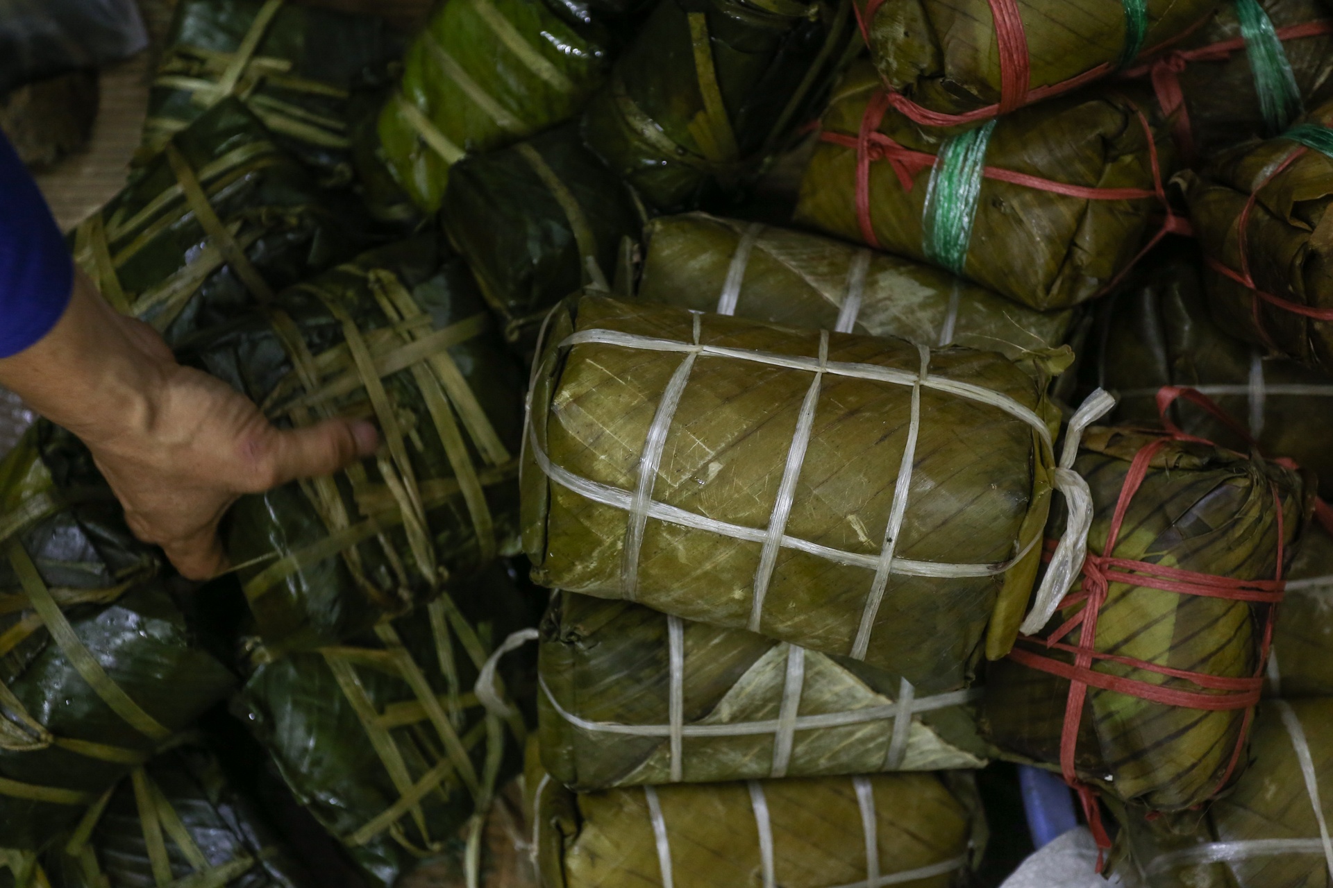 Doi mua xep hang mua gio cha,  banh chung anh 6