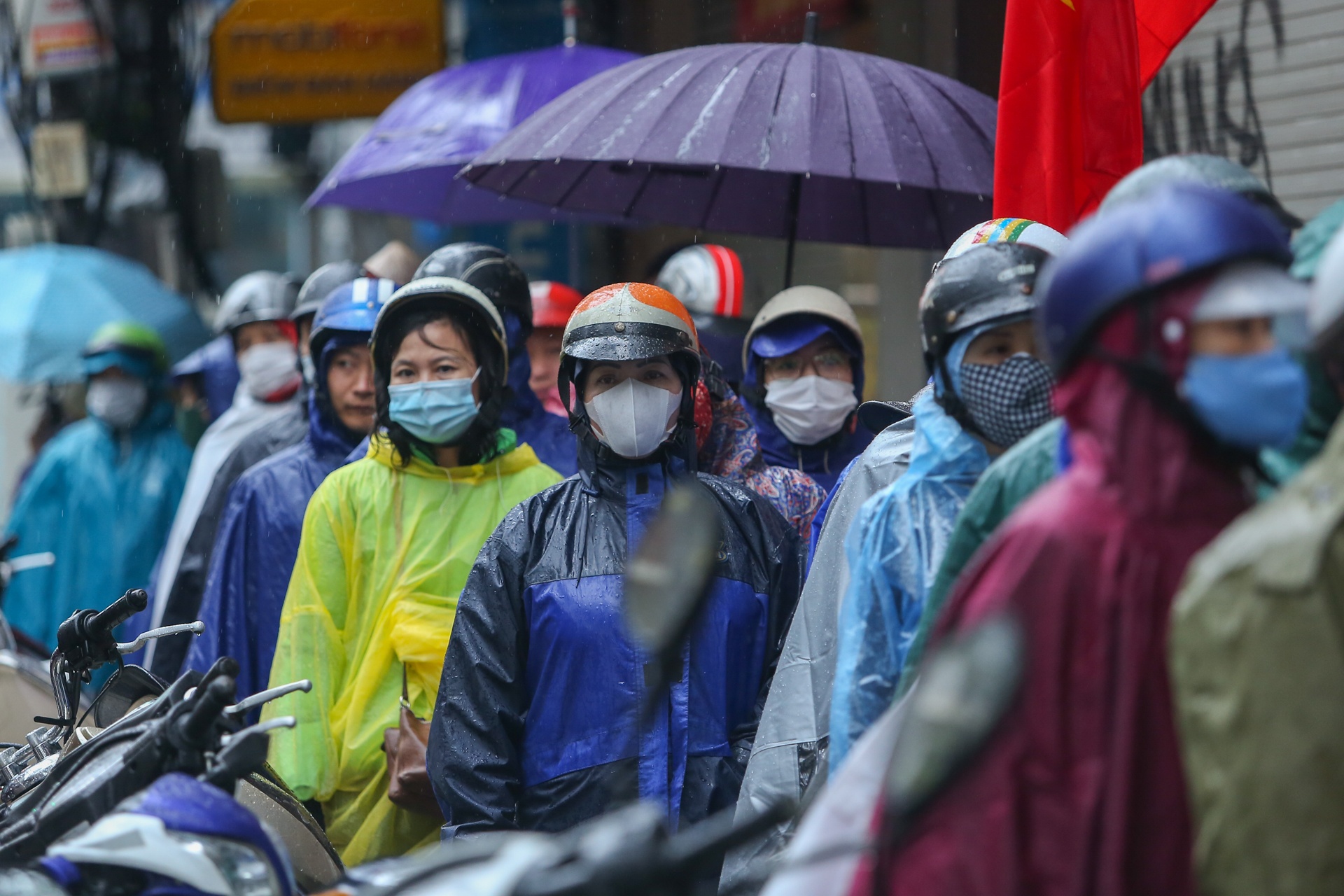 Doi mua xep hang mua gio cha, banh chung hinh anh