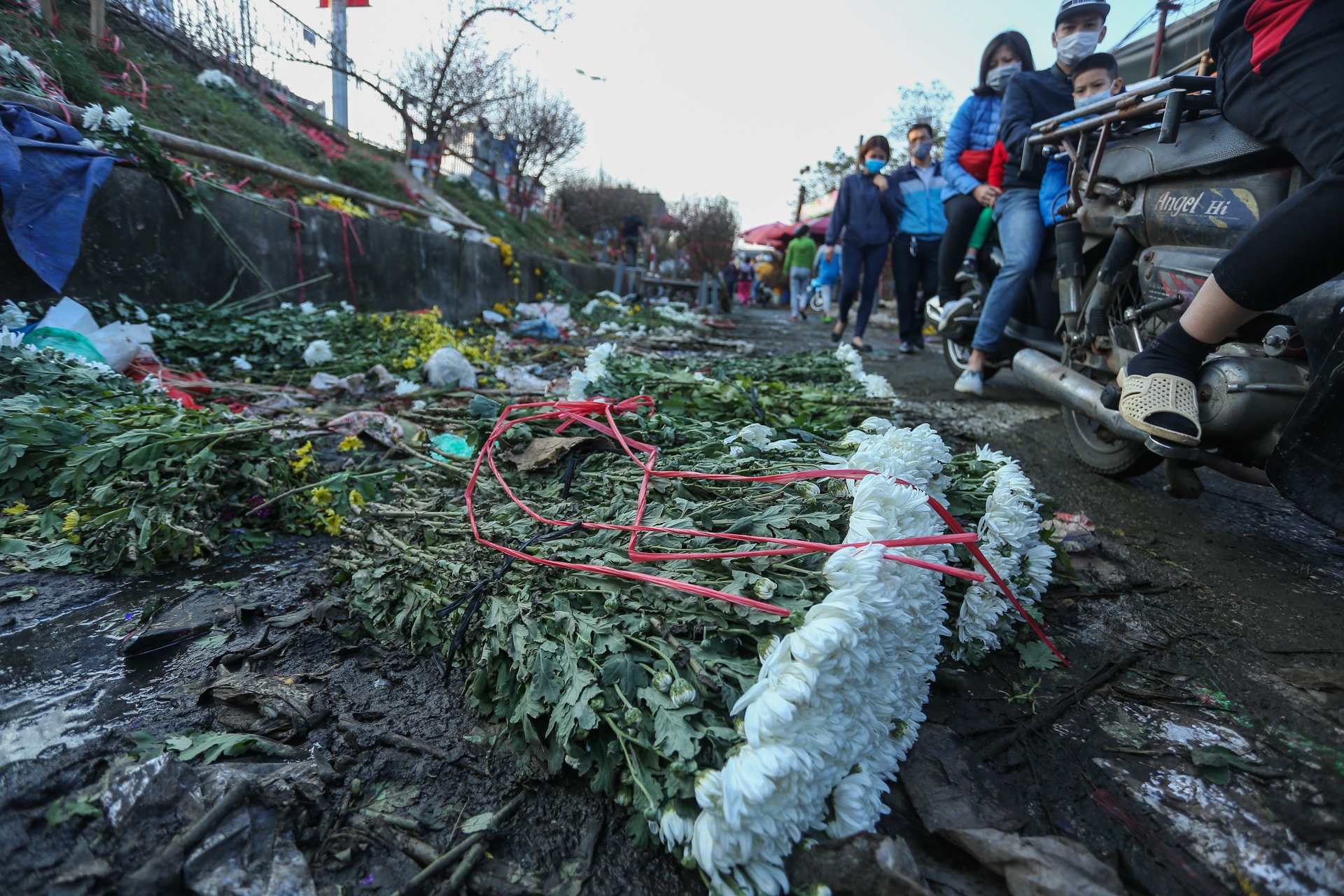 Tieu thuong khoc rong vi quat bi lay khong dua tien chieu 30 Tet anh 12