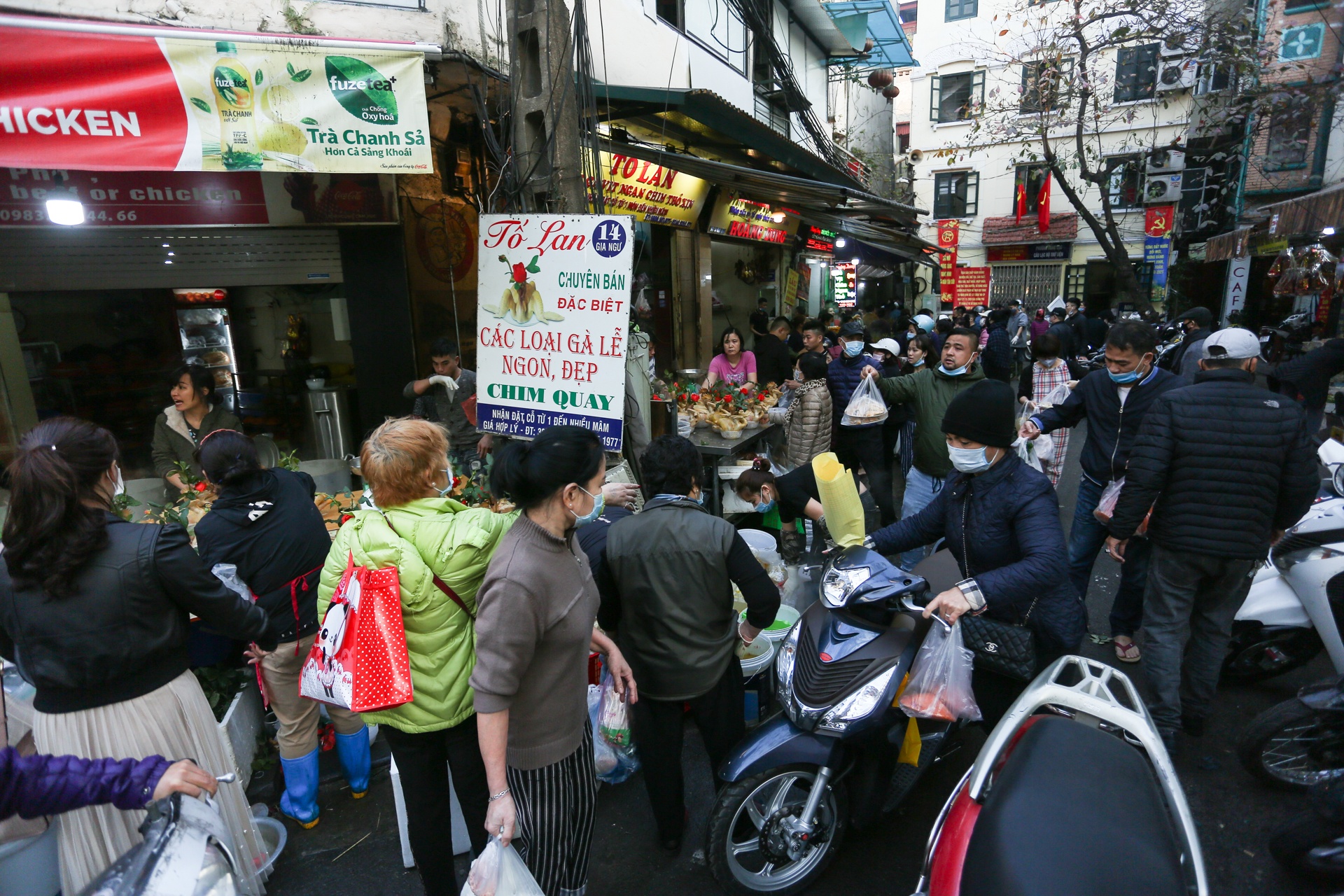 Do xo di mua ga ngam hoa hong cung giao thua anh 1