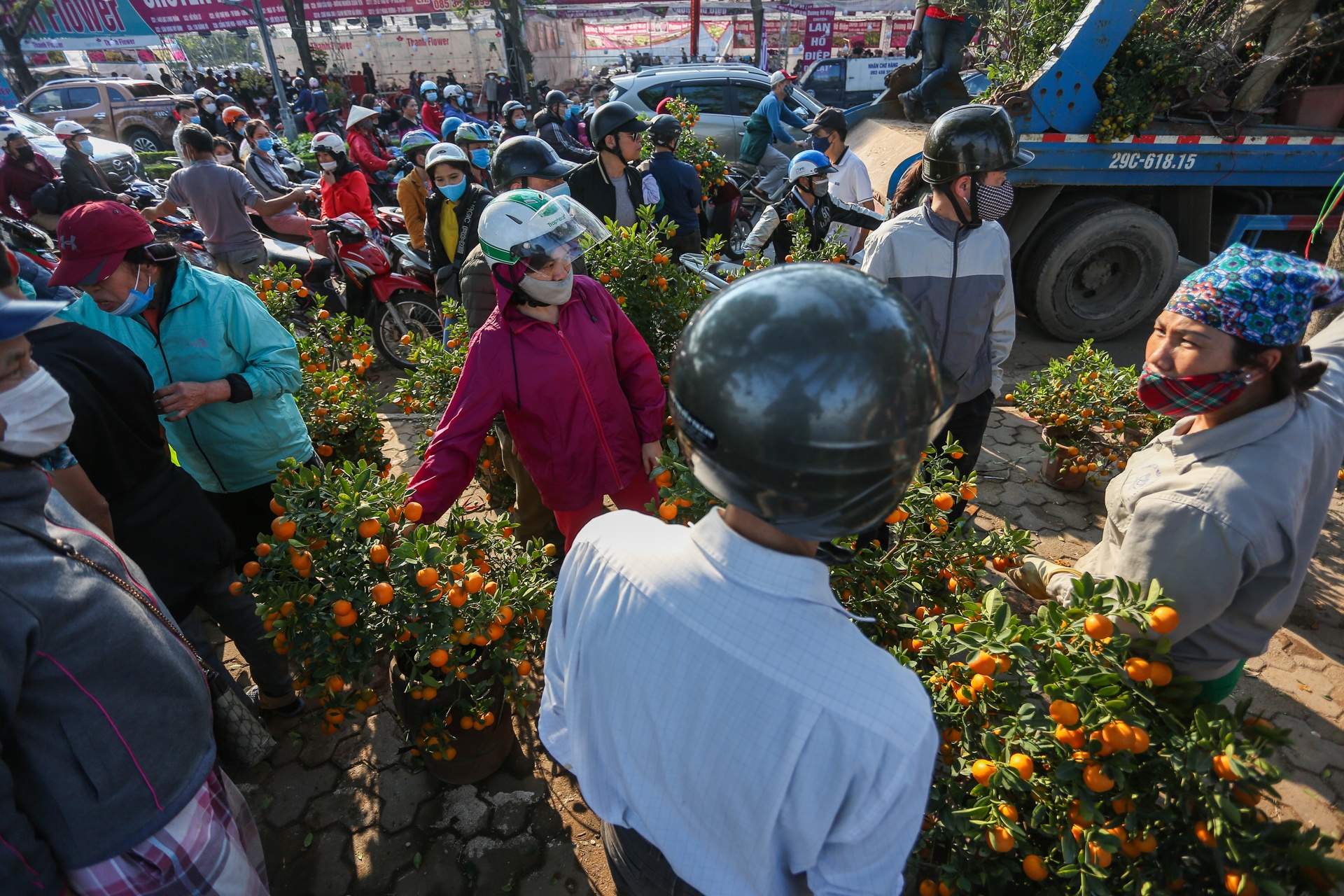 Tieu thuong khoc rong vi quat bi lay khong dua tien chieu 30 Tet anh 1