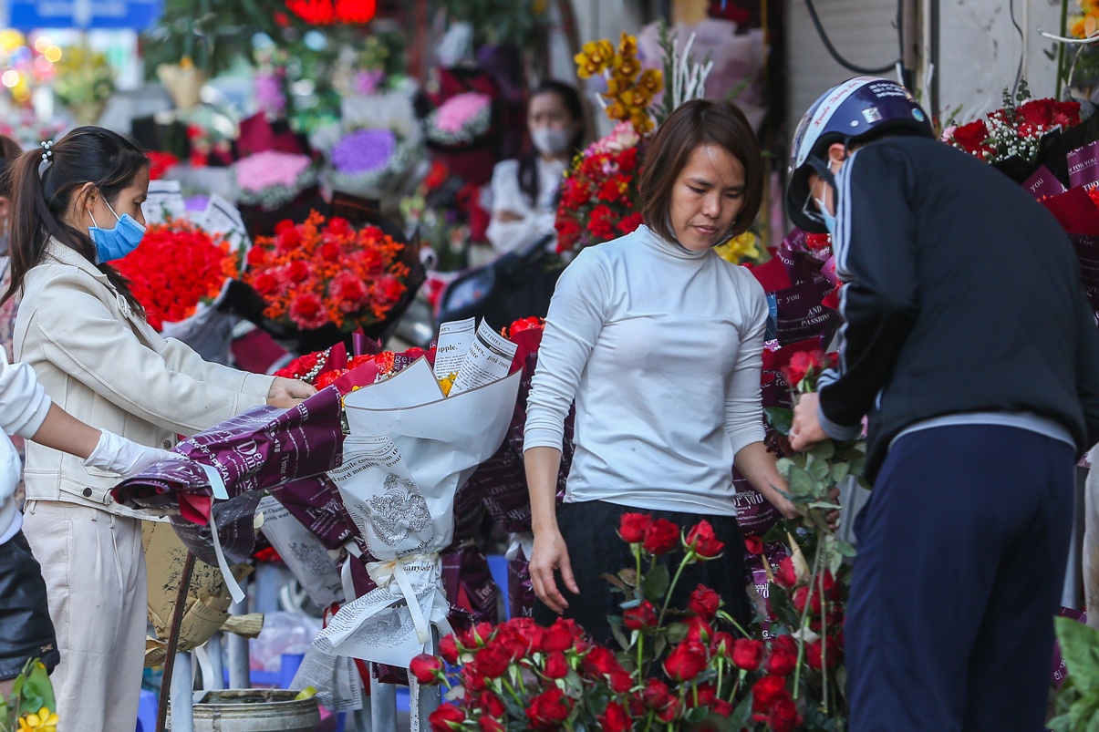 Hang hoa, qua tang co khach nhung van that thu ngay Valentine hinh anh