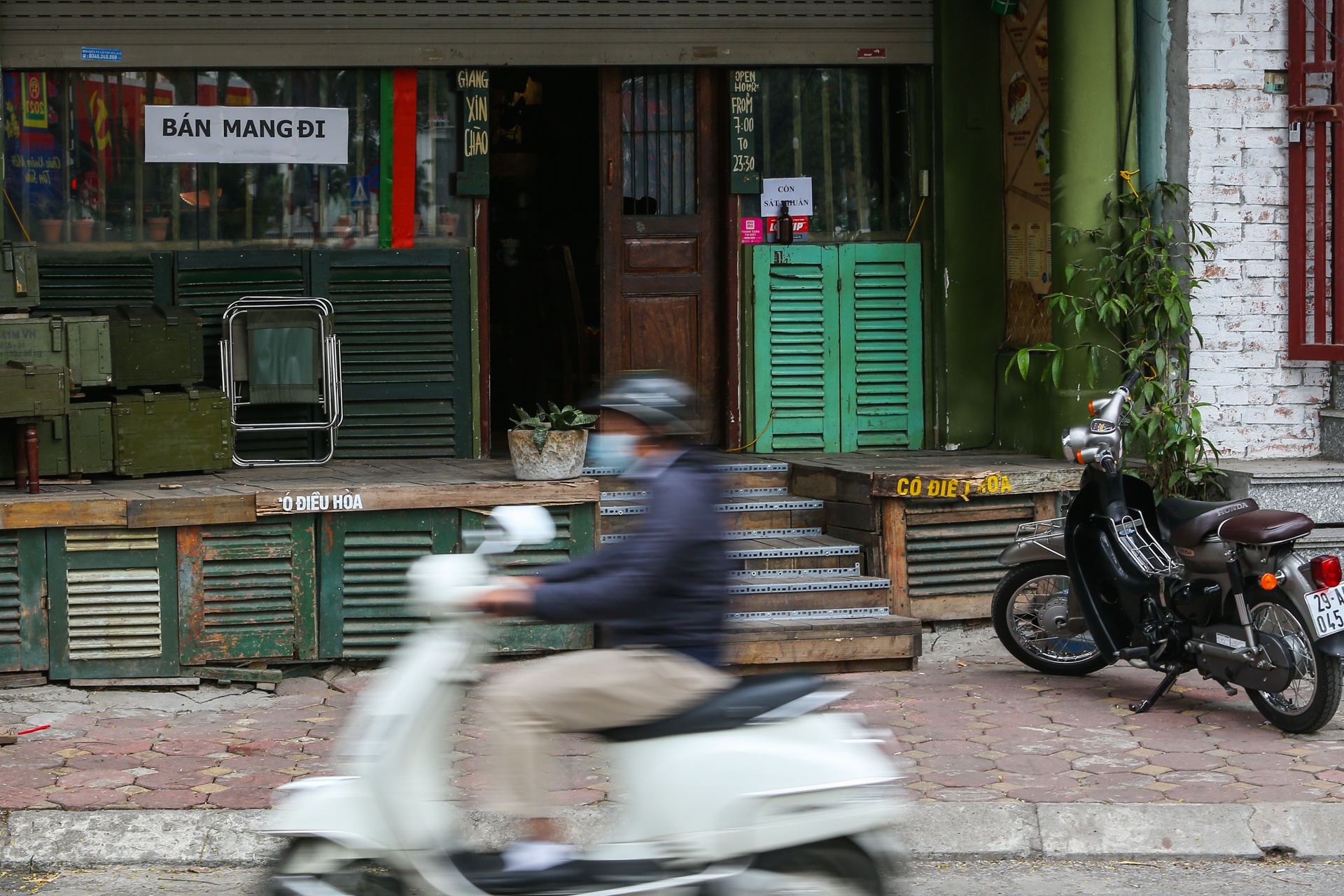 Hang quan tai Ha Noi lam dung ban trong nha lo la phong dich anh 10