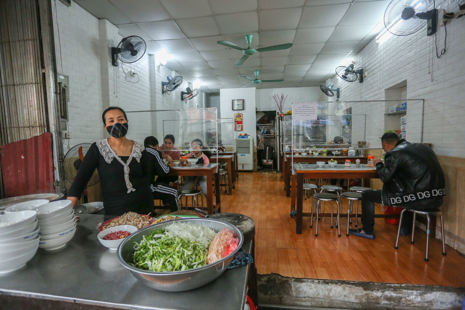 Hang quan tai Ha Noi lam dung ban trong nha lo la phong dich anh 1