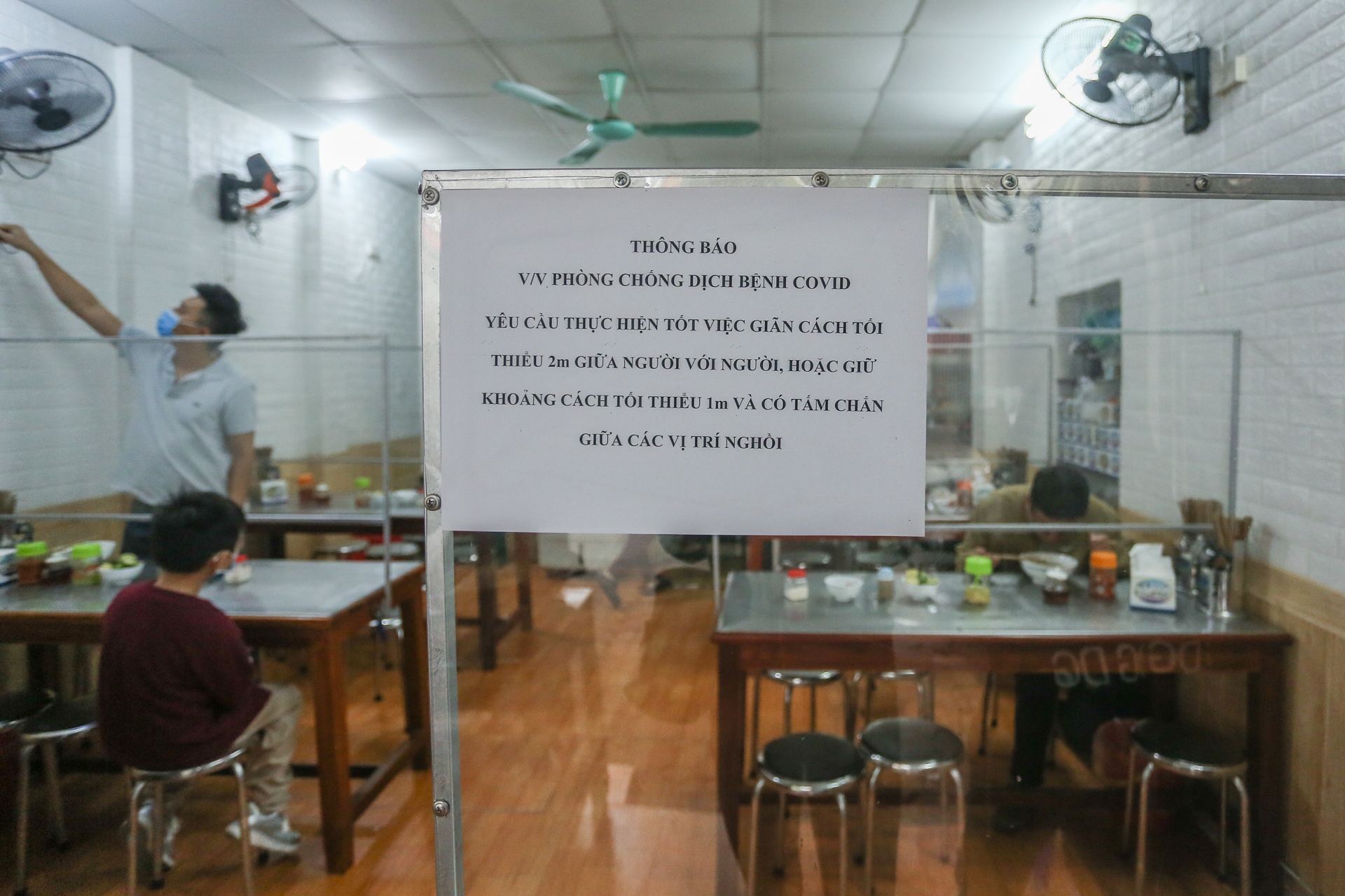 Hang quan tai Ha Noi lam dung ban trong nha lo la phong dich anh 2