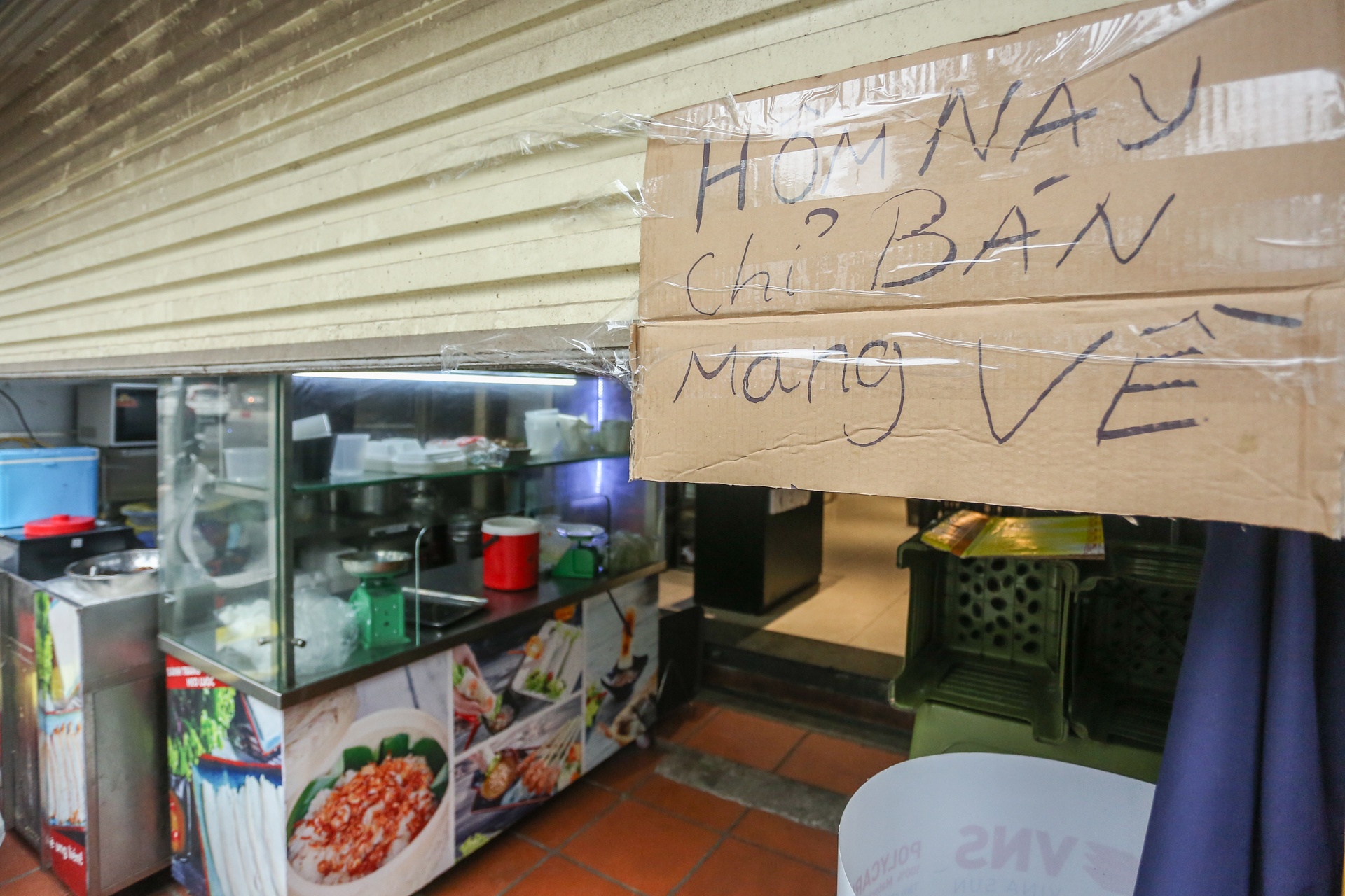 Hang quan tai Ha Noi lam dung ban trong nha lo la phong dich anh 3