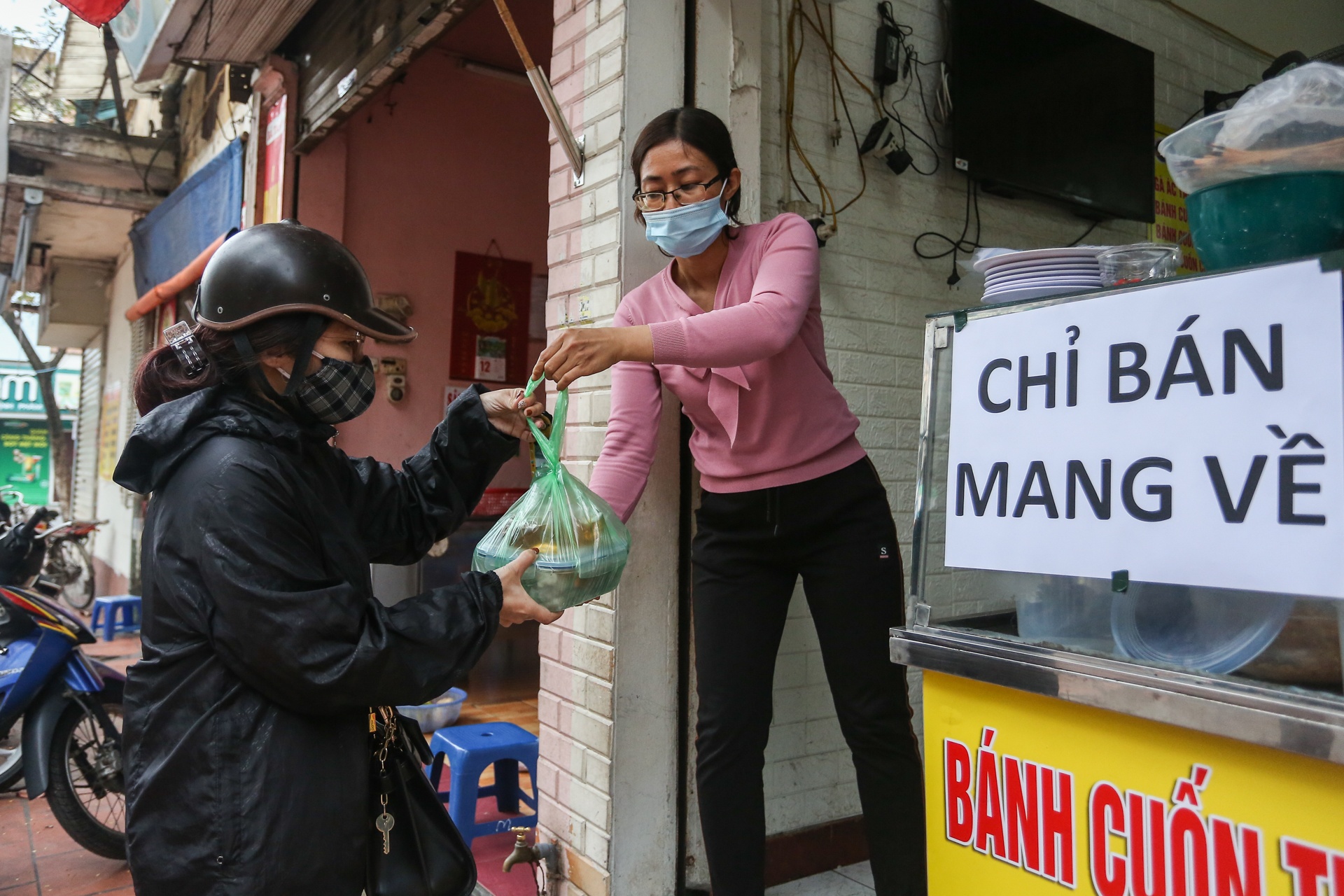 Hang quan tai Ha Noi lam dung ban trong nha lo la phong dich anh 4