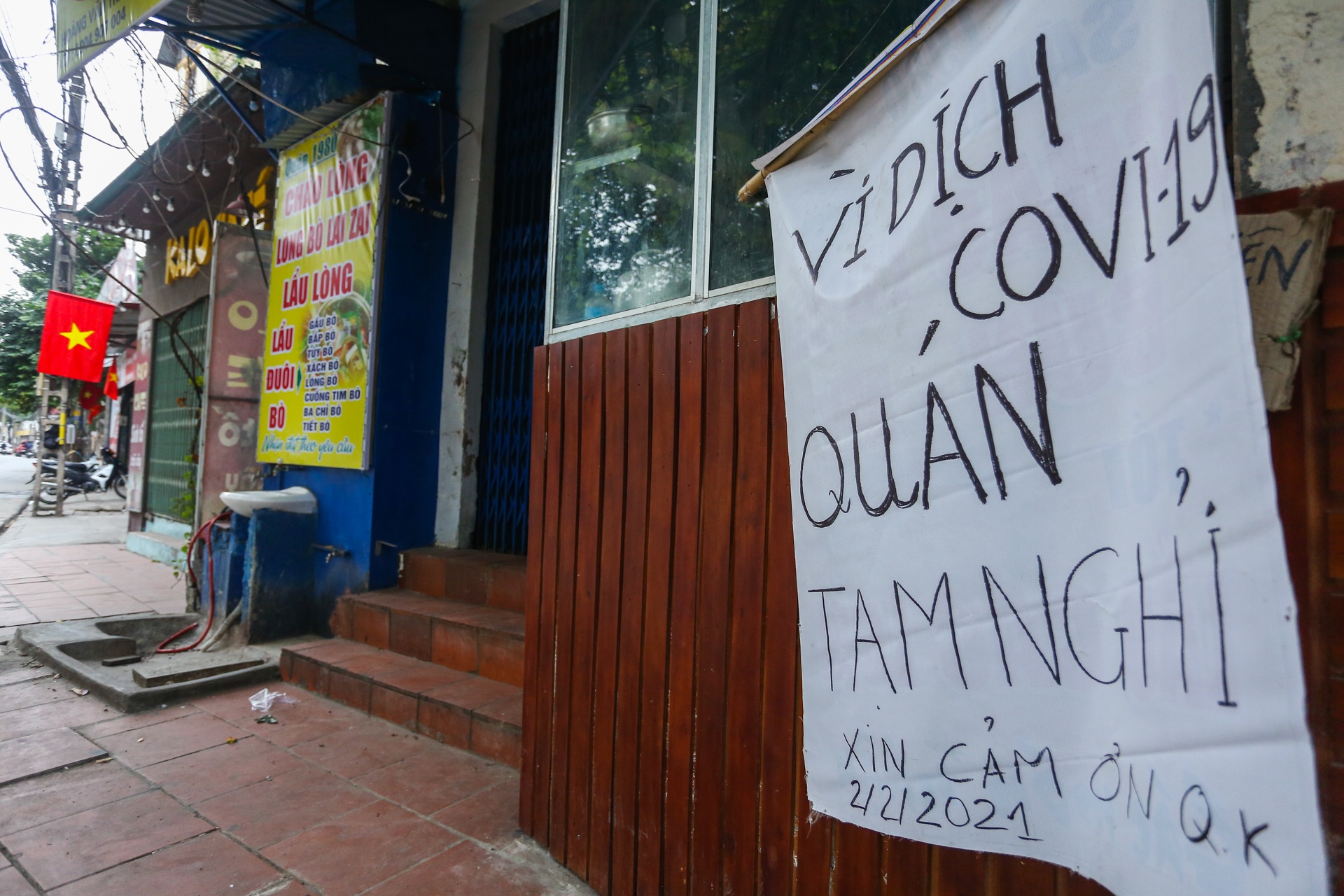 Hang quan tai Ha Noi lam dung ban trong nha lo la phong dich anh 5