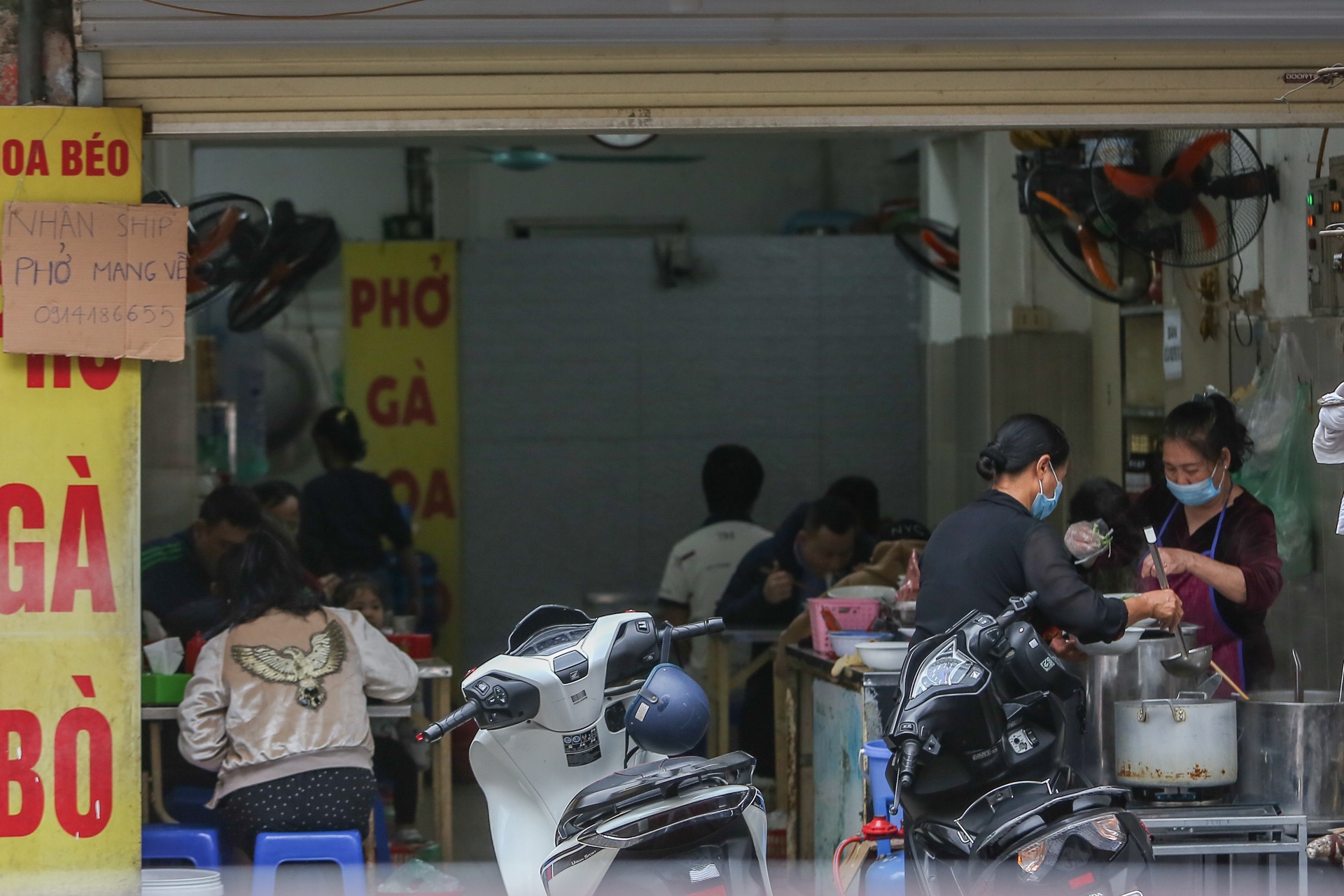 Hang quan o Ha Noi noi chap hanh, cho lo la phong dich hinh anh