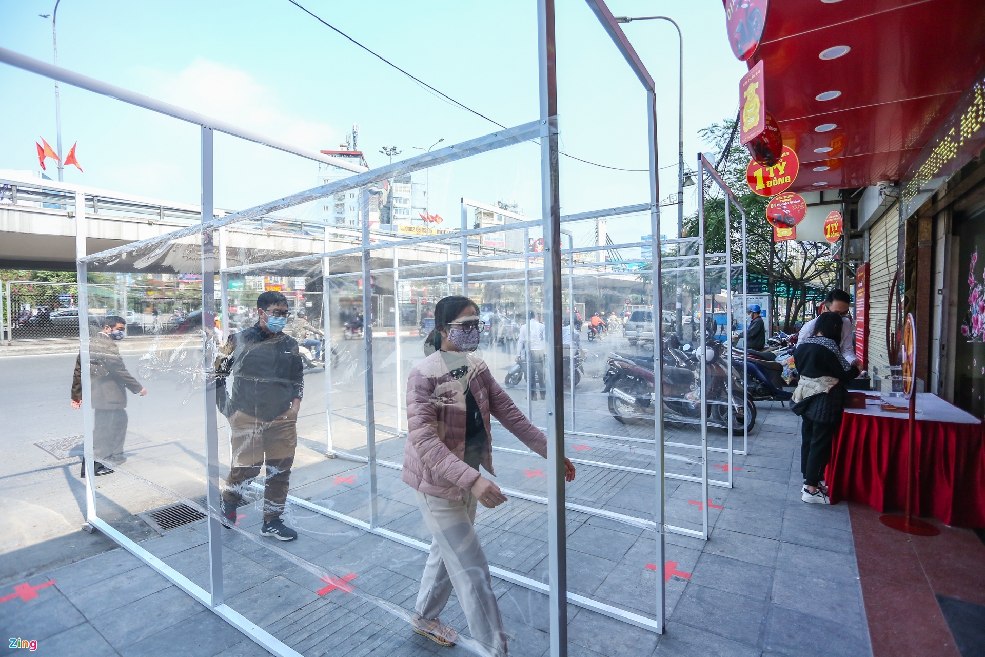 Lap vach ngan tren duong cho khach mua vang ngay via Than Tai hinh anh