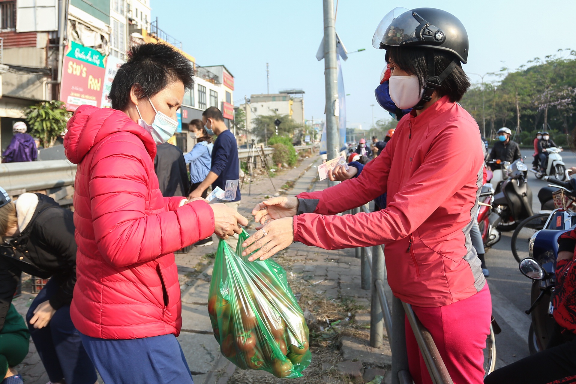 Nguoi Ha Noi chung tay giai cuu nong san anh 2