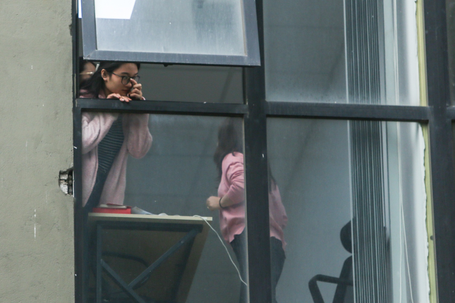 Ban cong chung cu - noi an toan, cho nguy hiem hinh anh