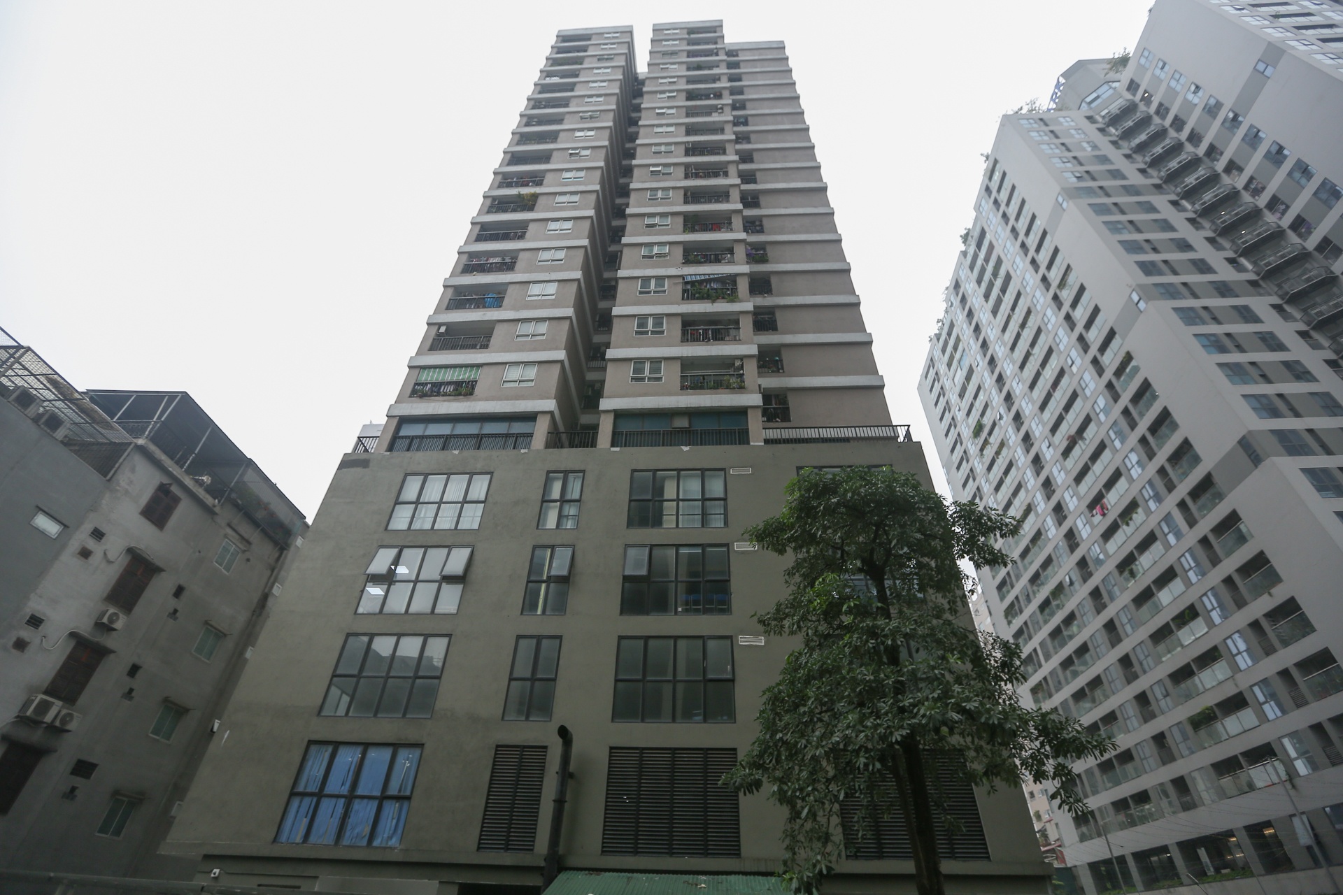 Lan can ban cong chung cu Ha Noi noi an toan,  cho nguy hiem anh 2