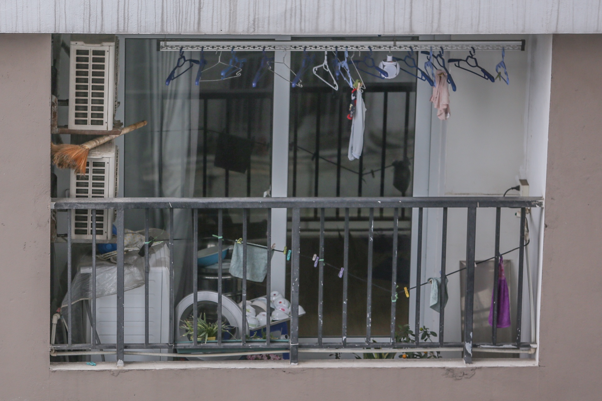 Lan can ban cong chung cu Ha Noi noi an toan,  cho nguy hiem anh 5