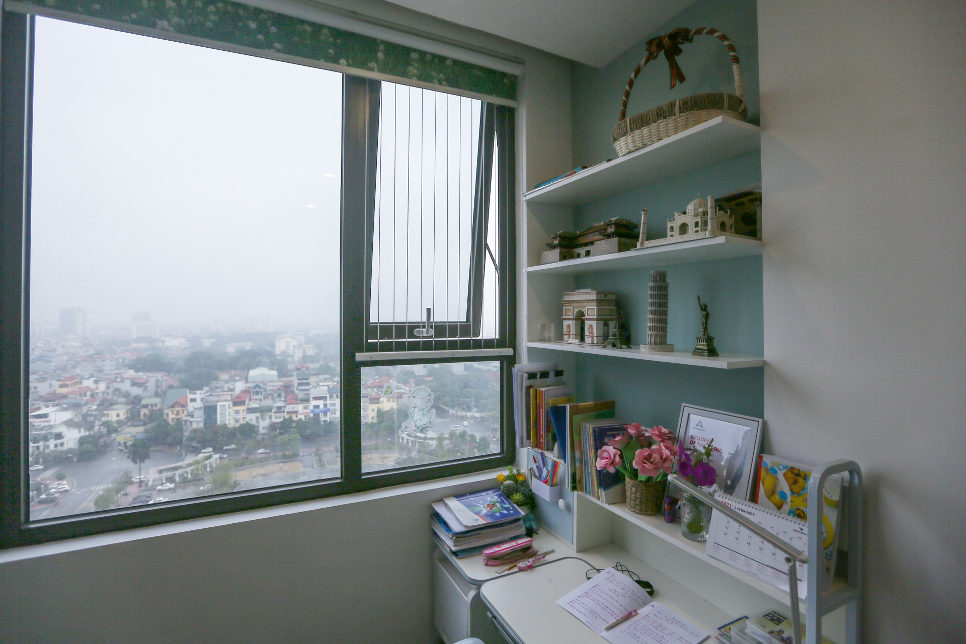 Lan can ban cong chung cu Ha Noi noi an toan,  cho nguy hiem anh 14