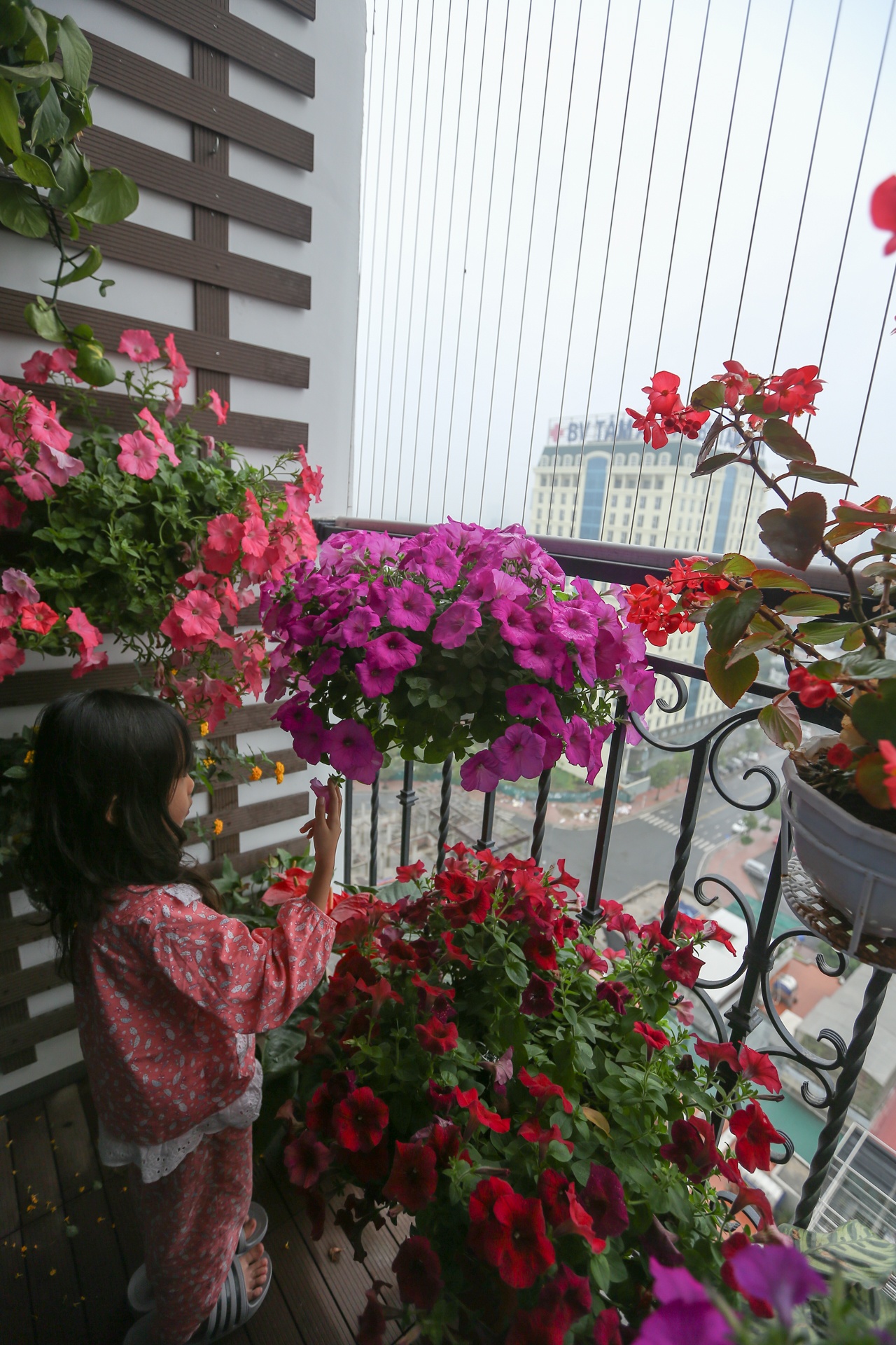 Lan can ban cong chung cu Ha Noi noi an toan,  cho nguy hiem anh 13