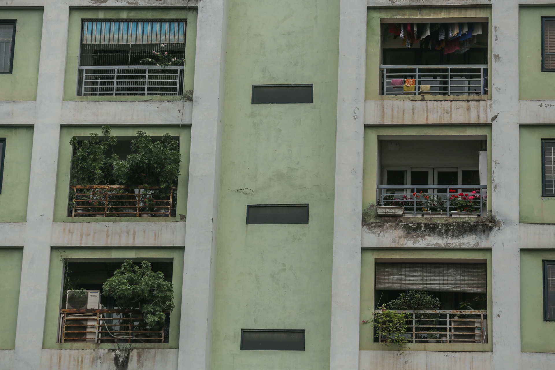 Lan can ban cong chung cu Ha Noi noi an toan,  cho nguy hiem anh 7