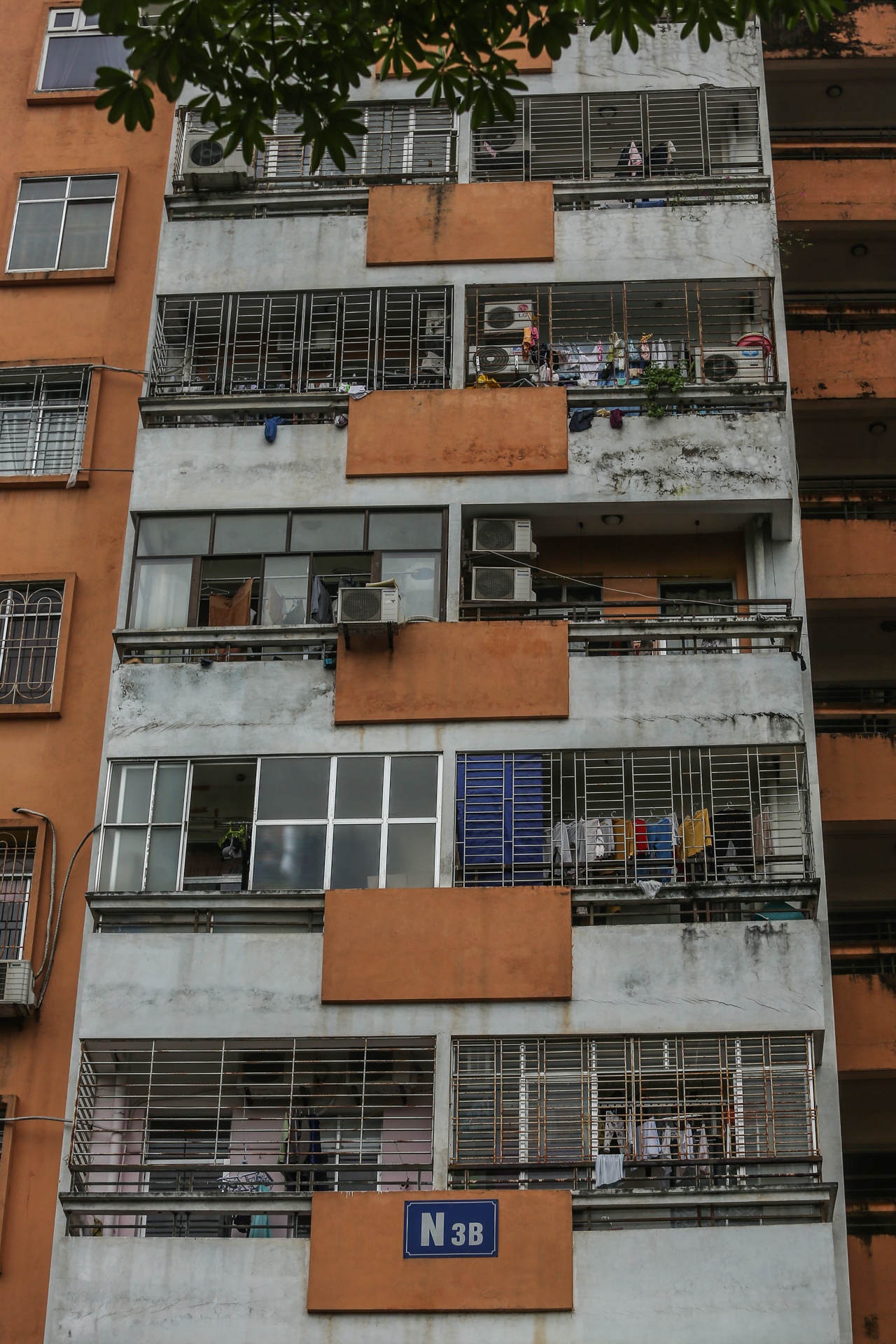 Lan can ban cong chung cu Ha Noi noi an toan,  cho nguy hiem anh 9