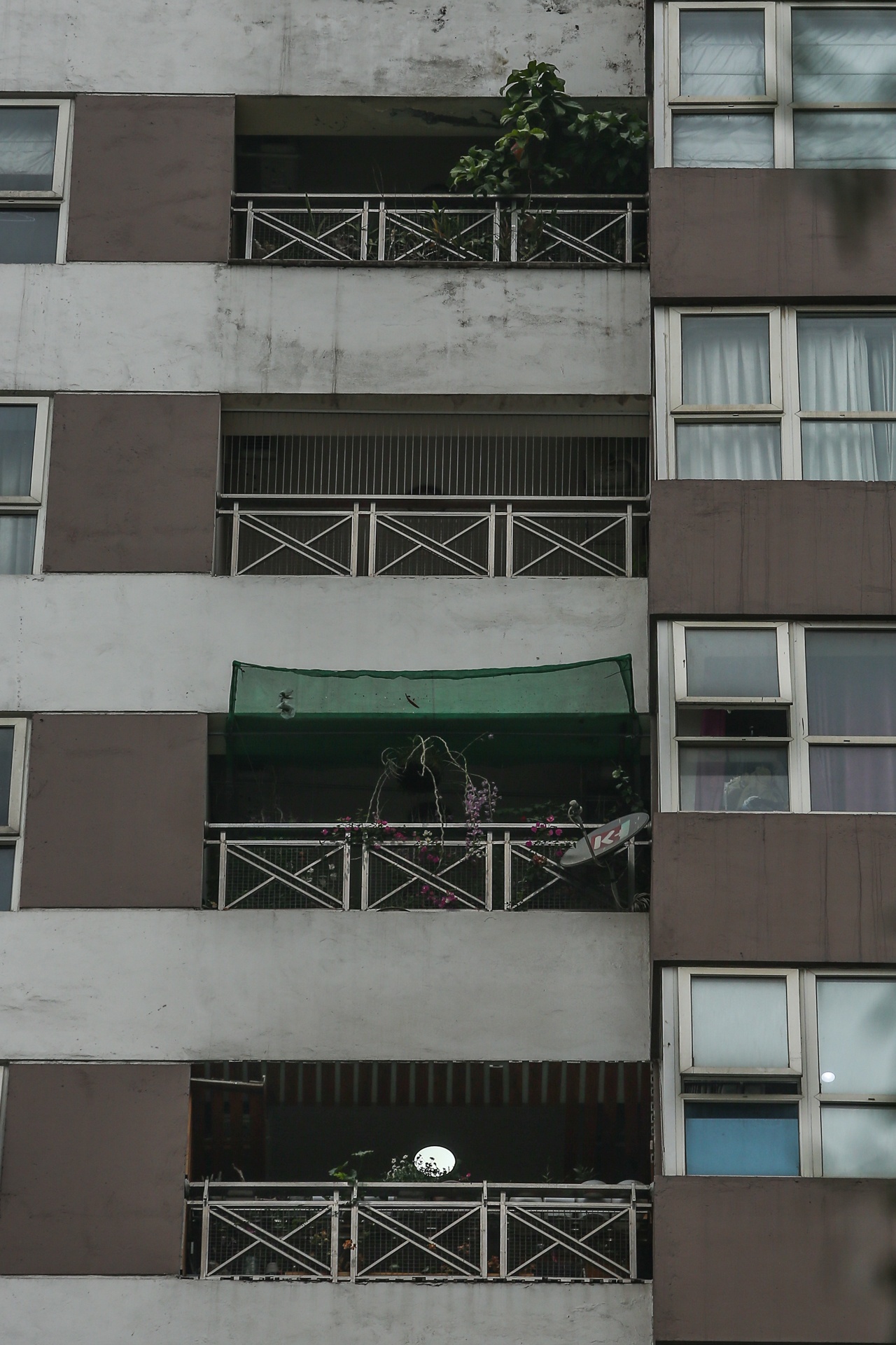 Lan can ban cong chung cu Ha Noi noi an toan,  cho nguy hiem anh 8