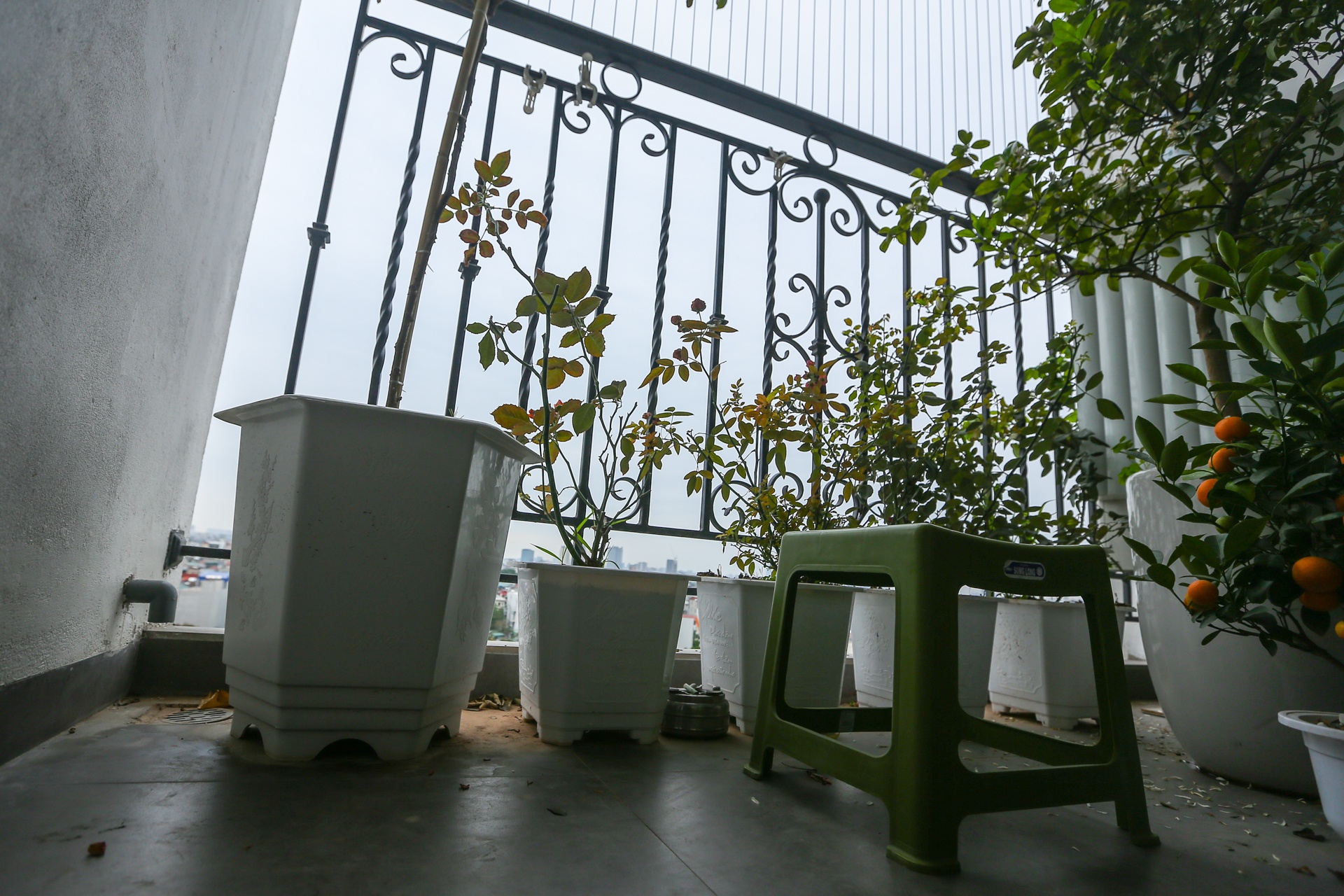 Lan can ban cong chung cu Ha Noi noi an toan,  cho nguy hiem anh 11