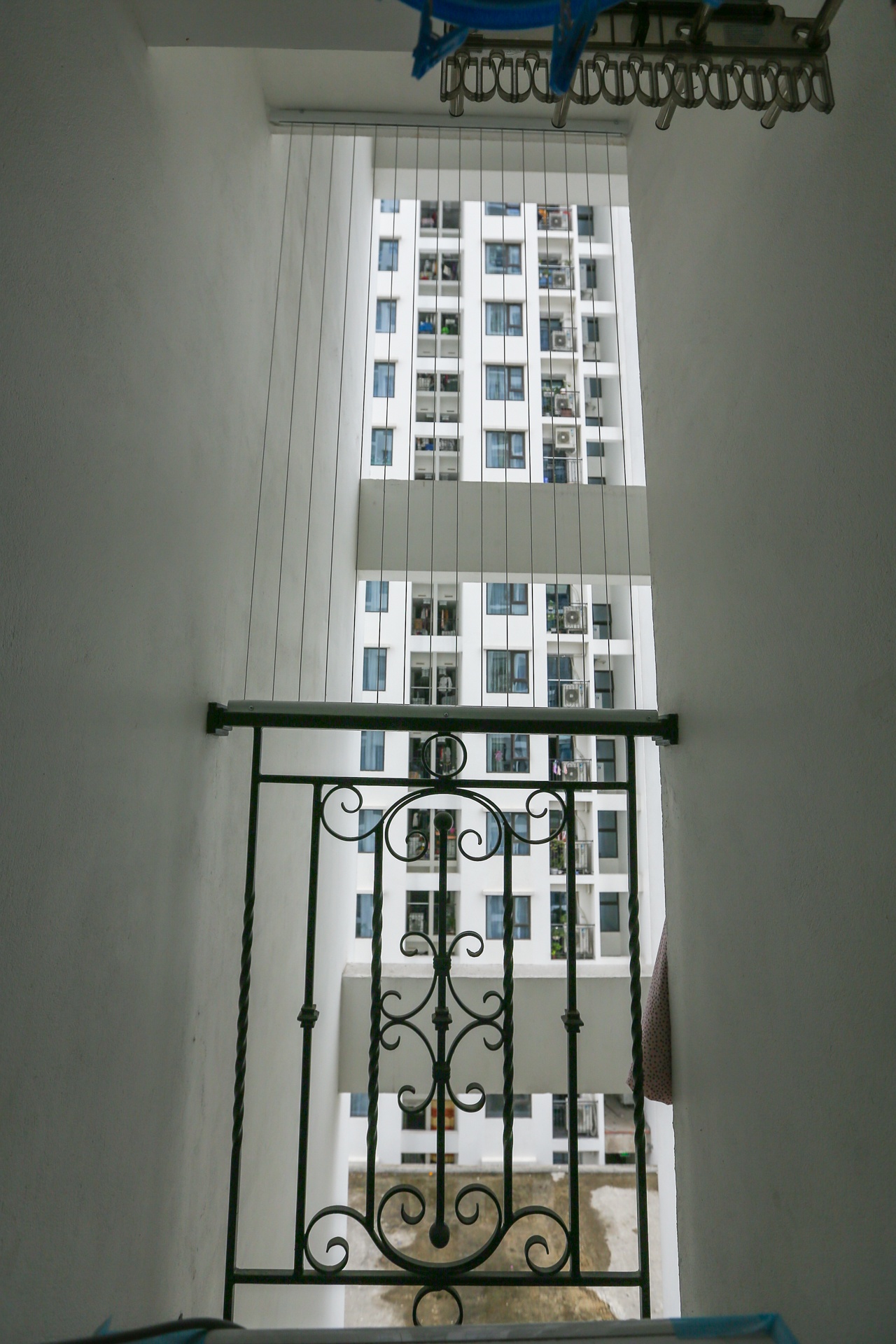 Lan can ban cong chung cu Ha Noi noi an toan,  cho nguy hiem anh 12