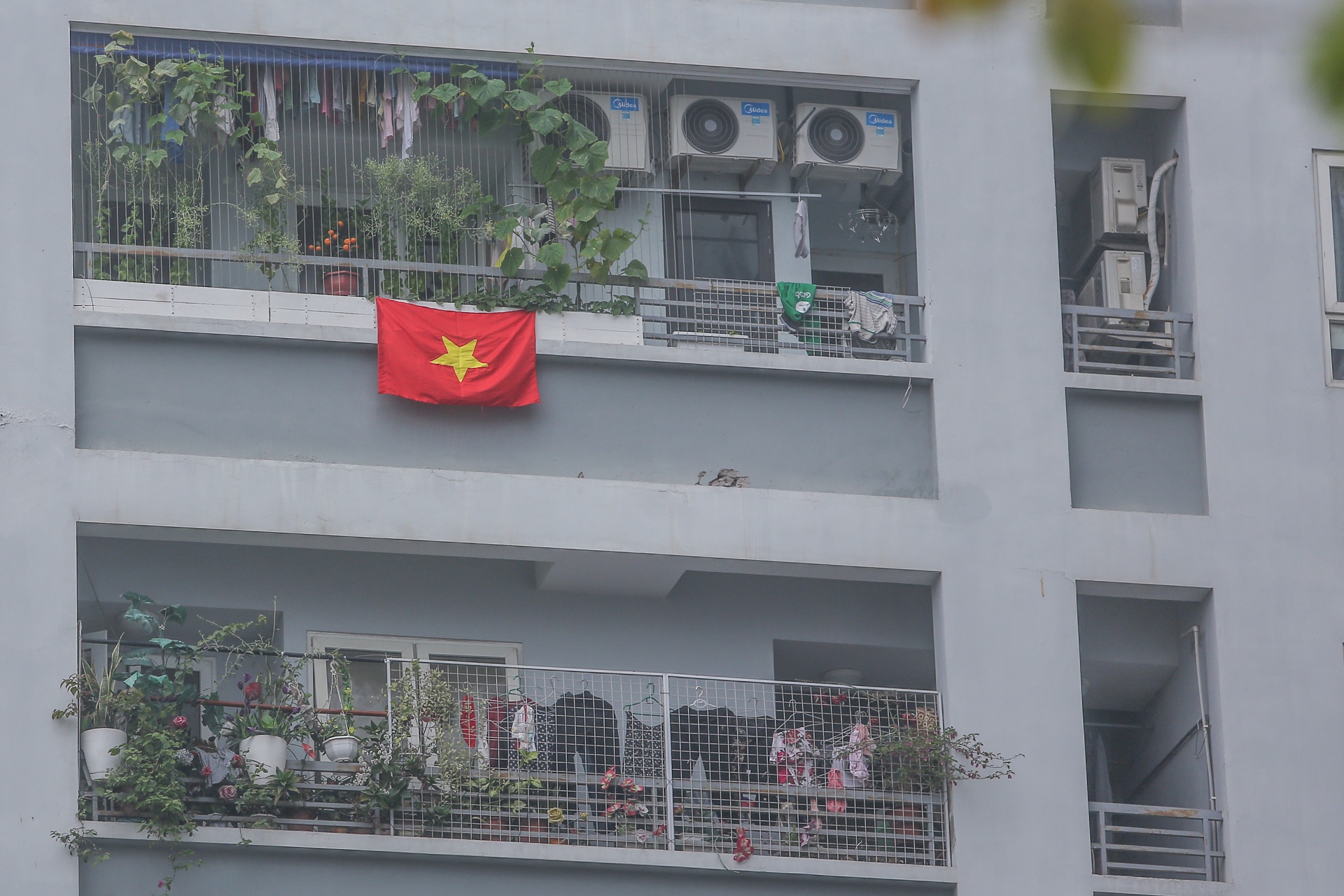 Lan can ban cong chung cu Ha Noi noi an toan,  cho nguy hiem anh 10