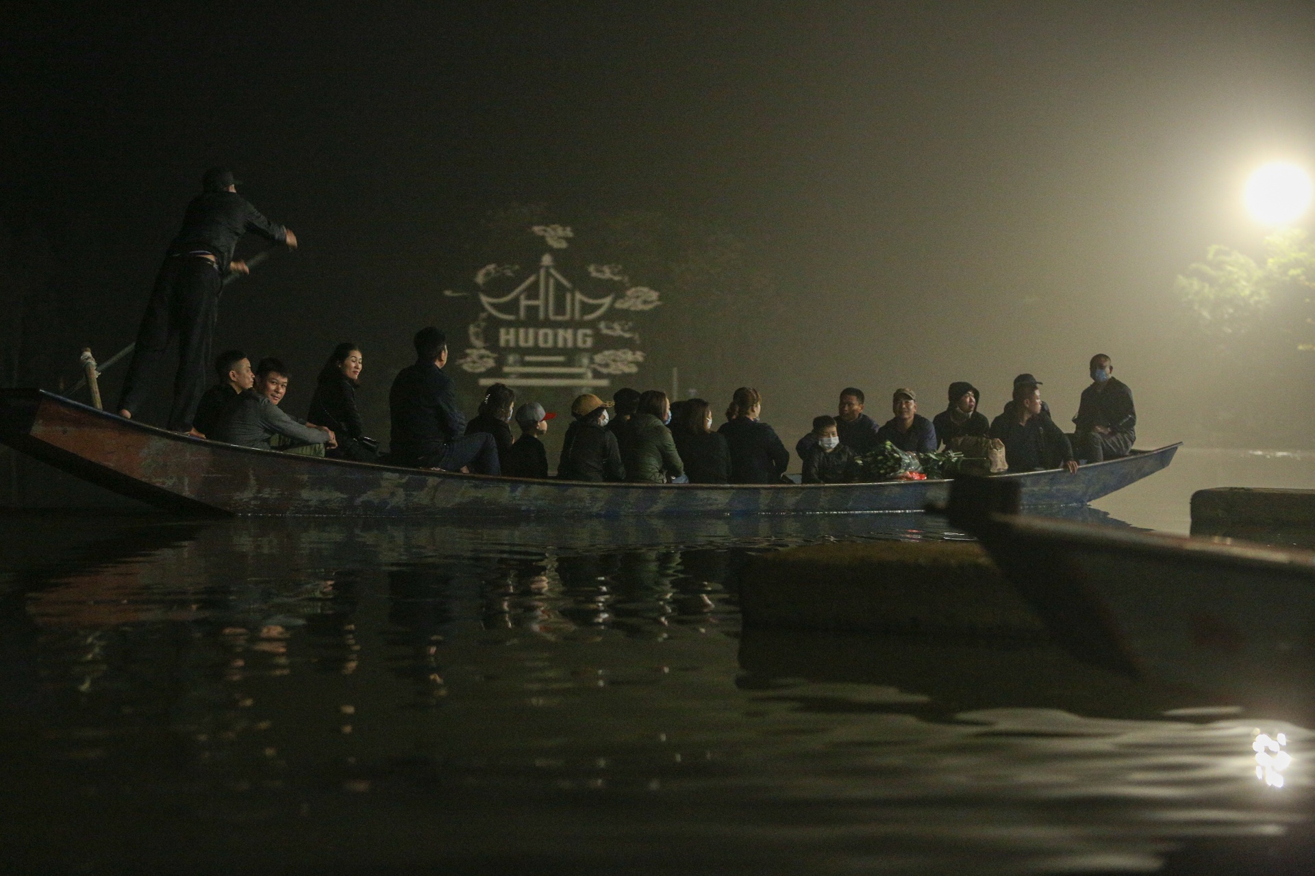 Chua Huong vang ve truoc gio khai mac anh 7