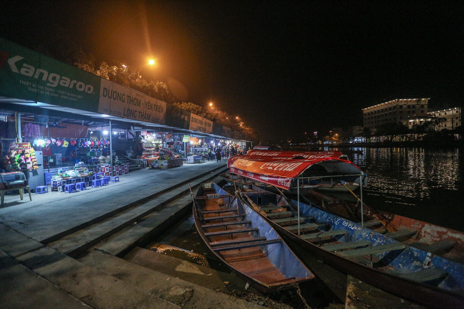 Chua Huong vang ve truoc gio khai mac anh 2