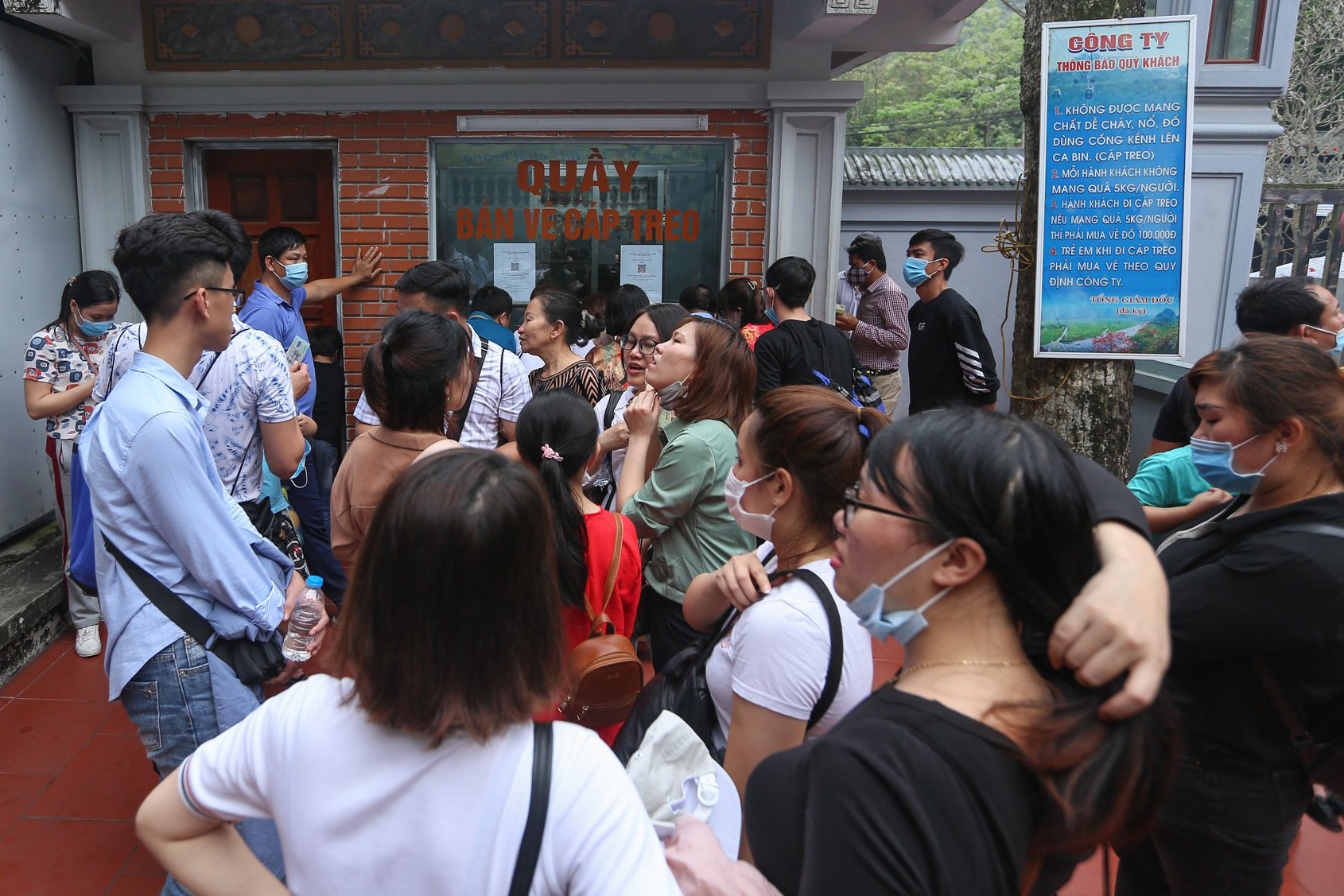 Tai dien danh bai tren do,  quen deo khau trang khi di le chua Huong anh 6