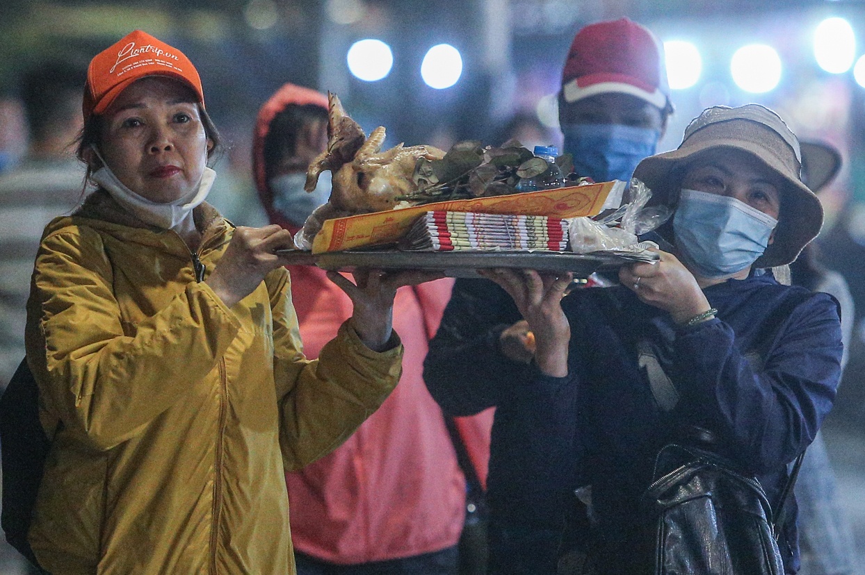 Chua Huong vang ve truoc gio khai mac hinh anh