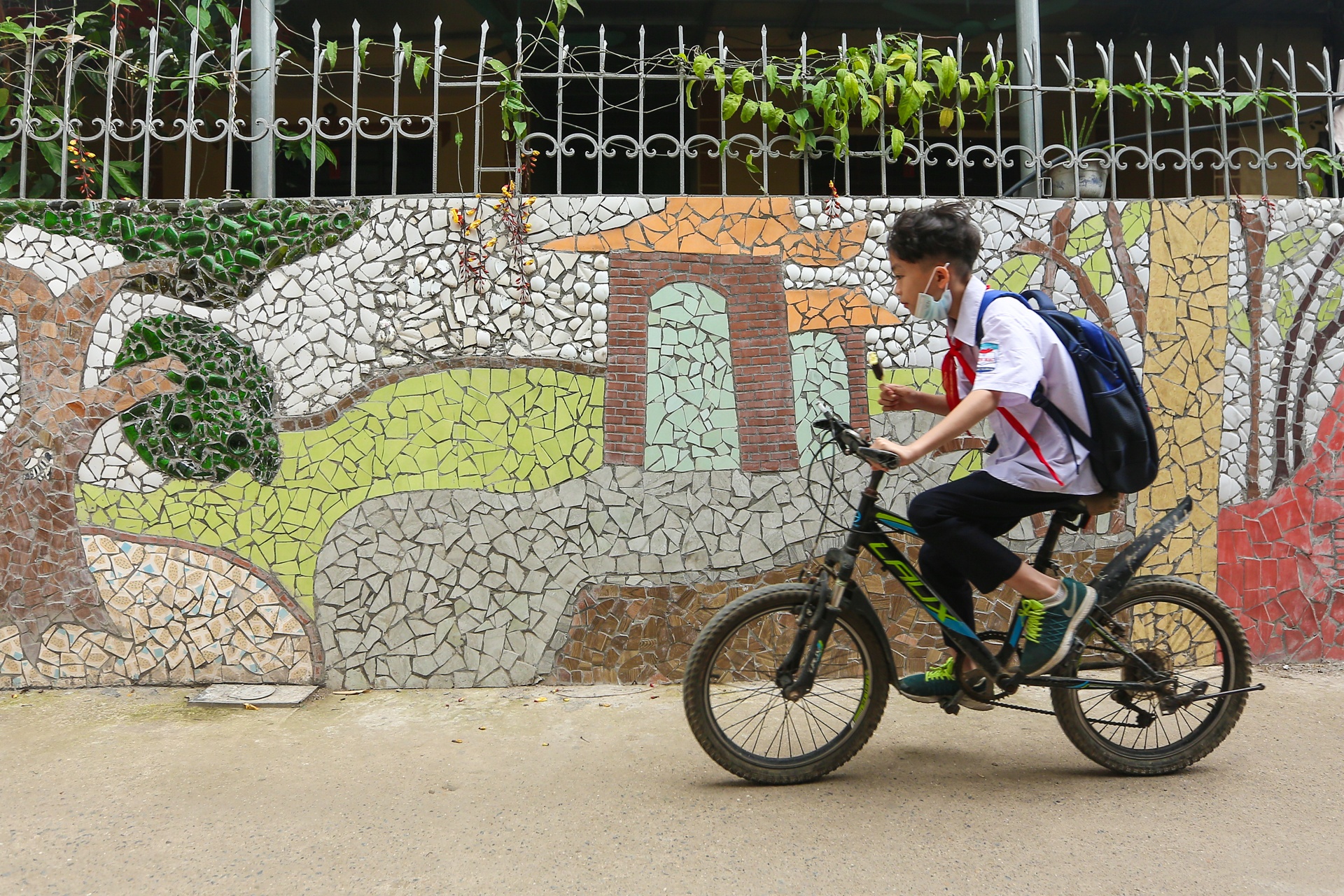Nhung buc tranh dac biet duoc lam tu phe lieu o Ha Noi hinh anh