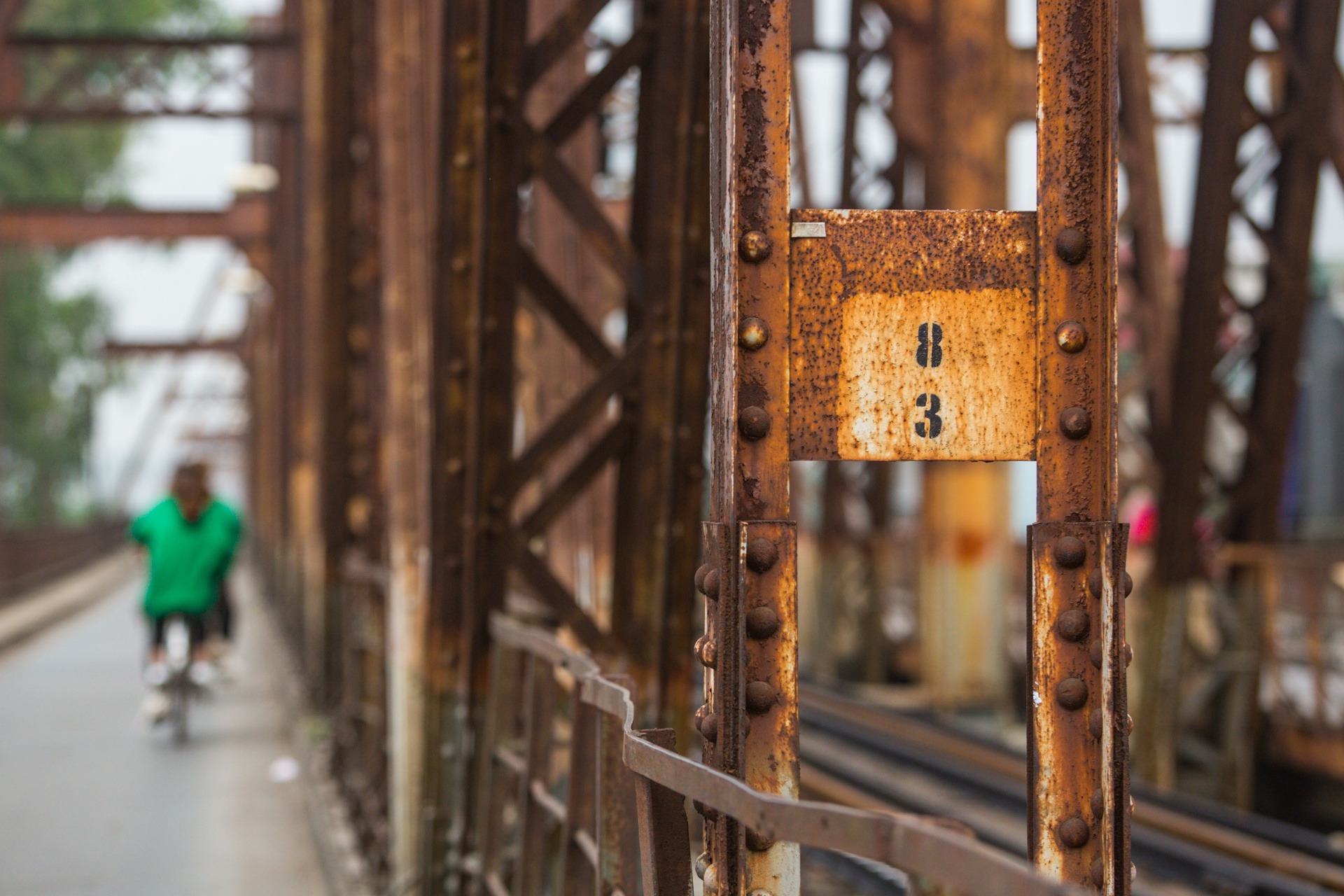 Cau Long Bien xuong cap,  xuat hien nhieu lo hong,  vet nut anh 5
