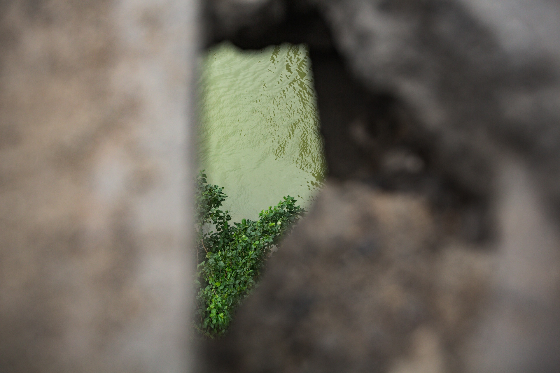 Cau Long Bien xuong cap,  xuat hien nhieu lo hong,  vet nut anh 4