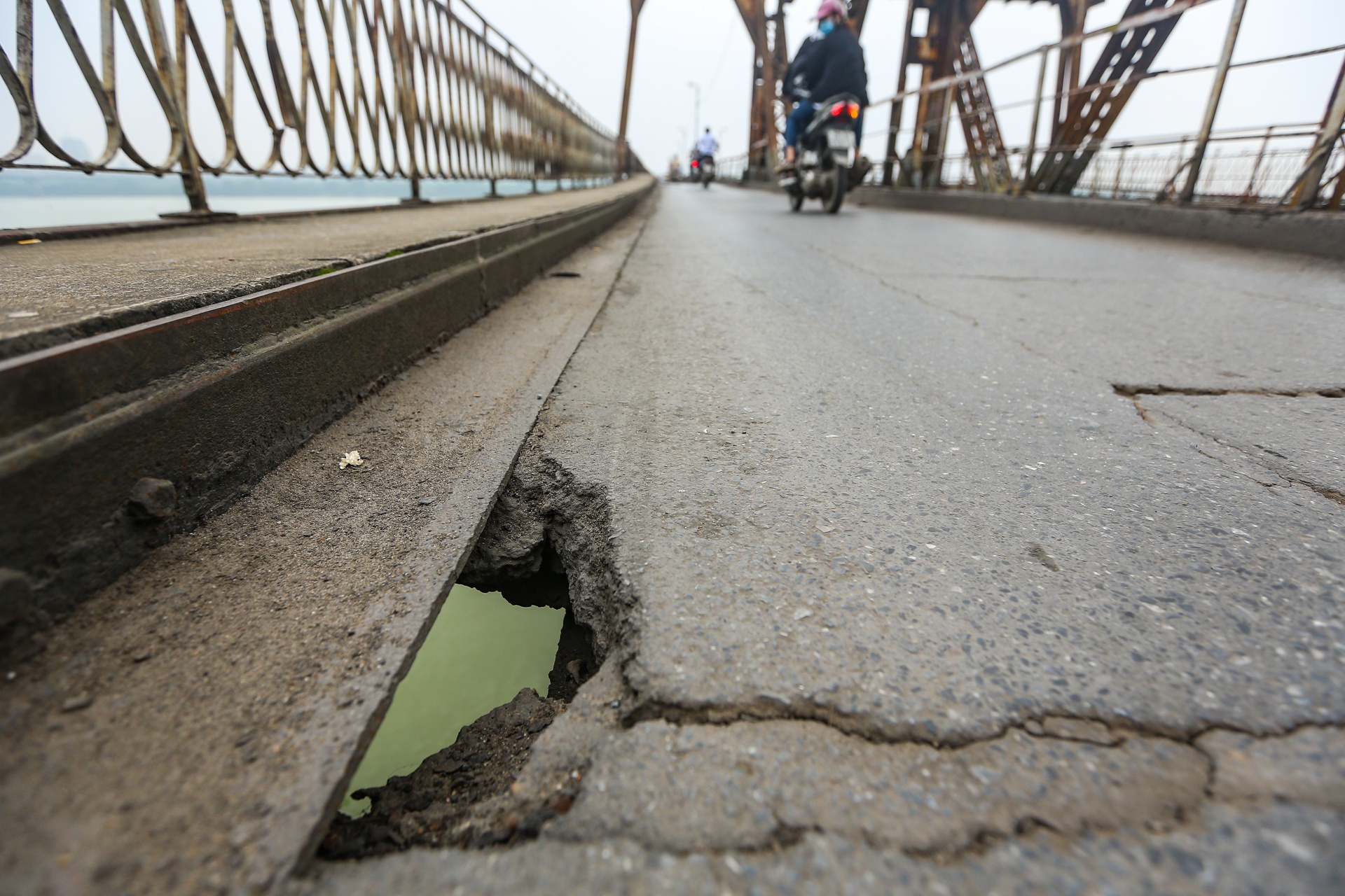 Cau Long Bien xuong cap,  xuat hien nhieu lo hong,  vet nut anh 3