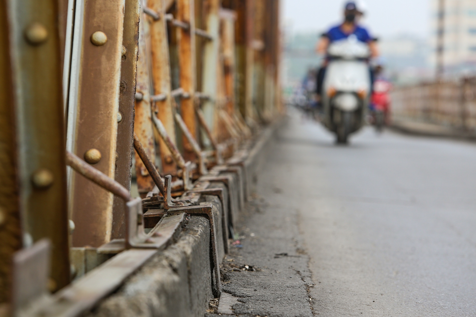 Cau Long Bien xuong cap,  xuat hien nhieu lo hong,  vet nut anh 11