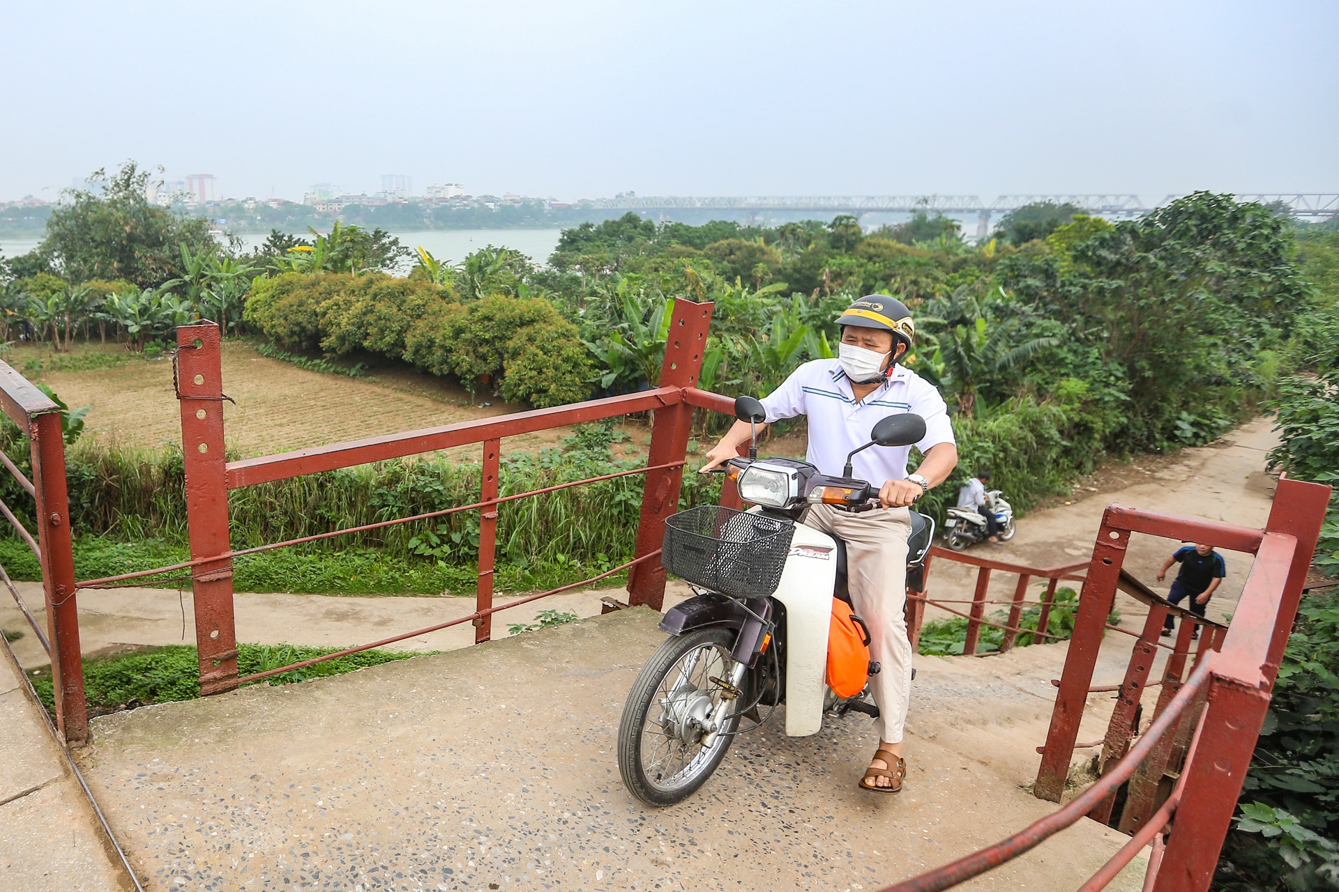 Cau Long Bien xuong cap,  xuat hien nhieu lo hong,  vet nut anh 12