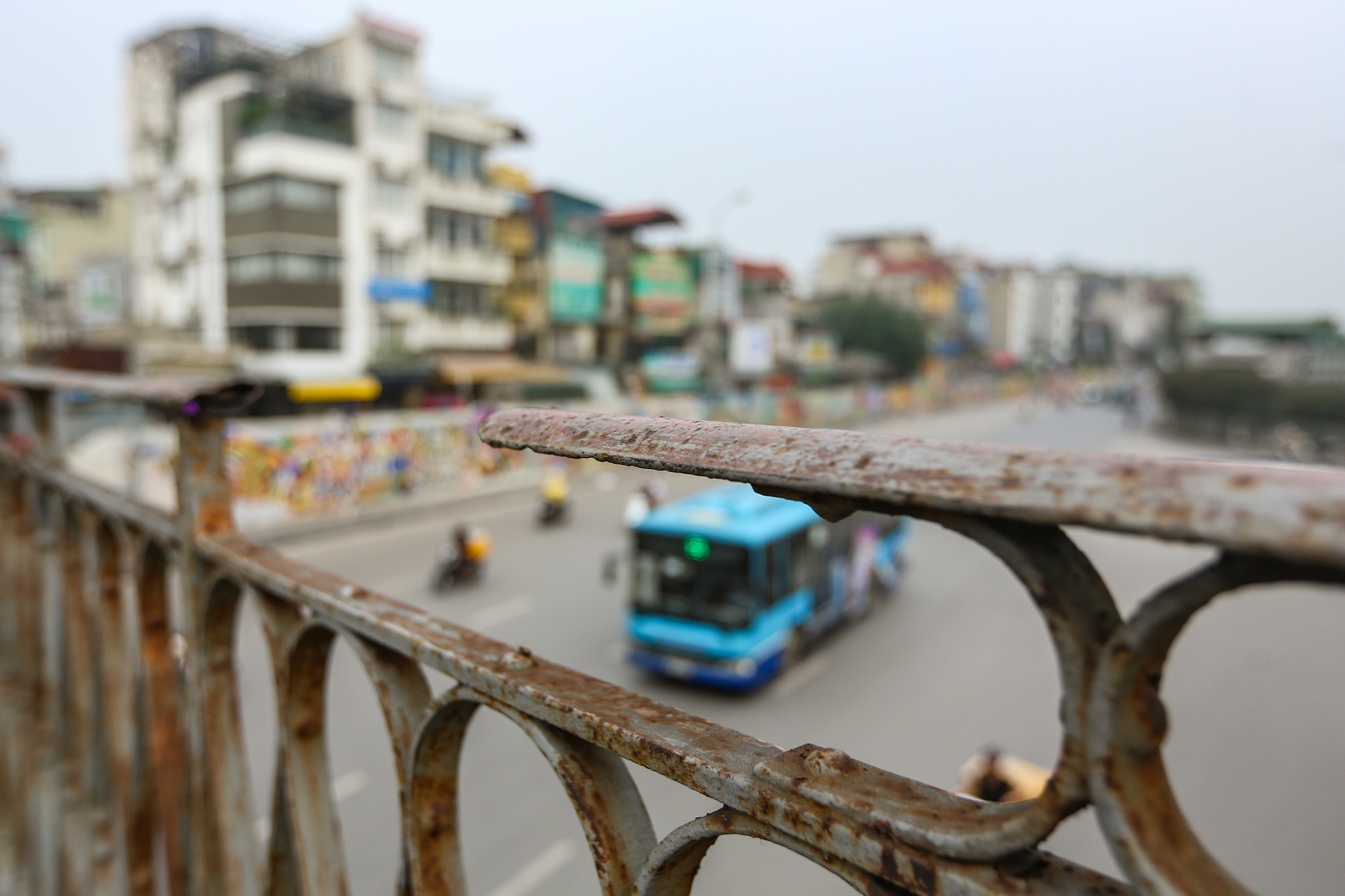 Cau Long Bien xuong cap,  xuat hien nhieu lo hong,  vet nut anh 10