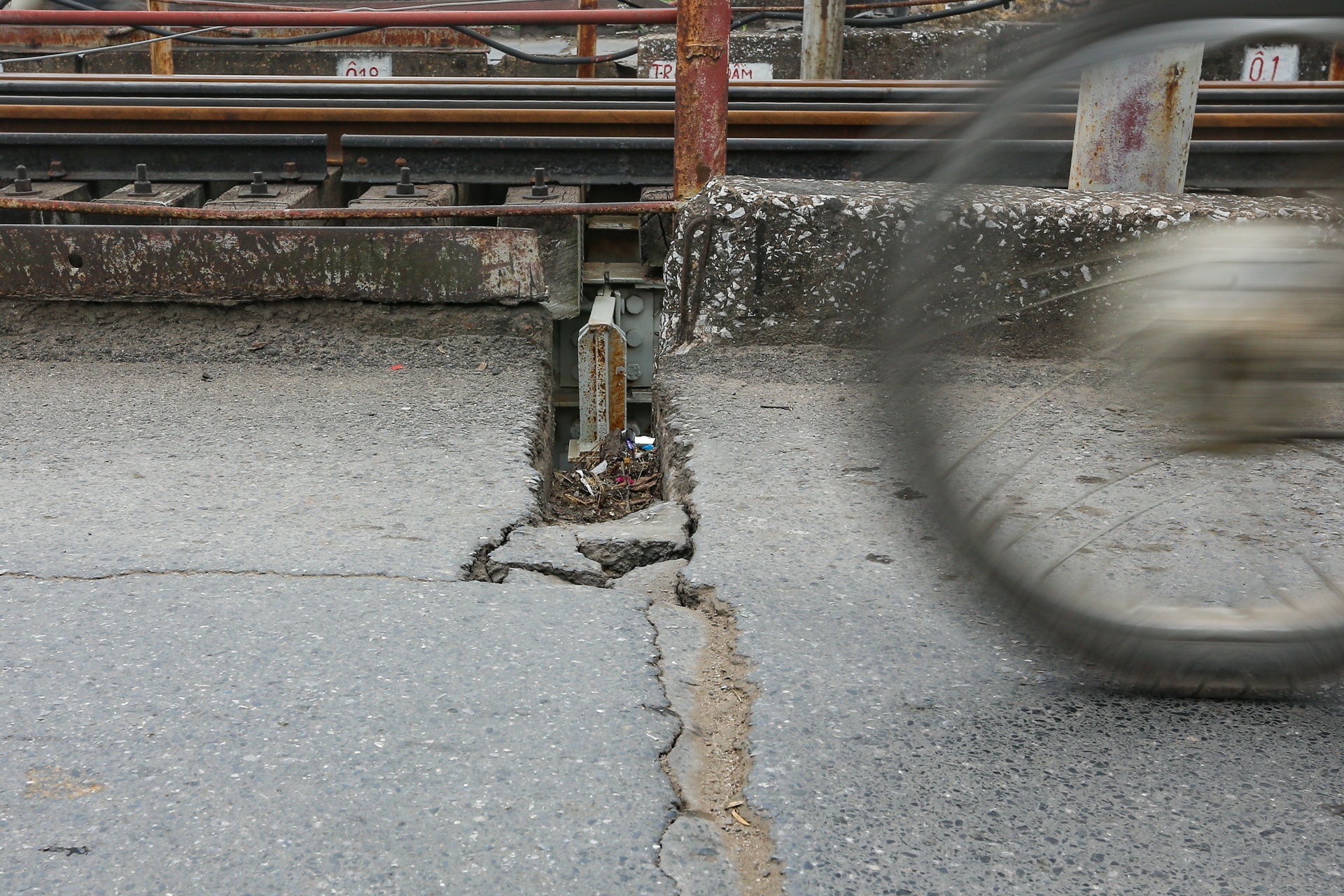 Cau Long Bien xuong cap,  xuat hien nhieu lo hong,  vet nut anh 6