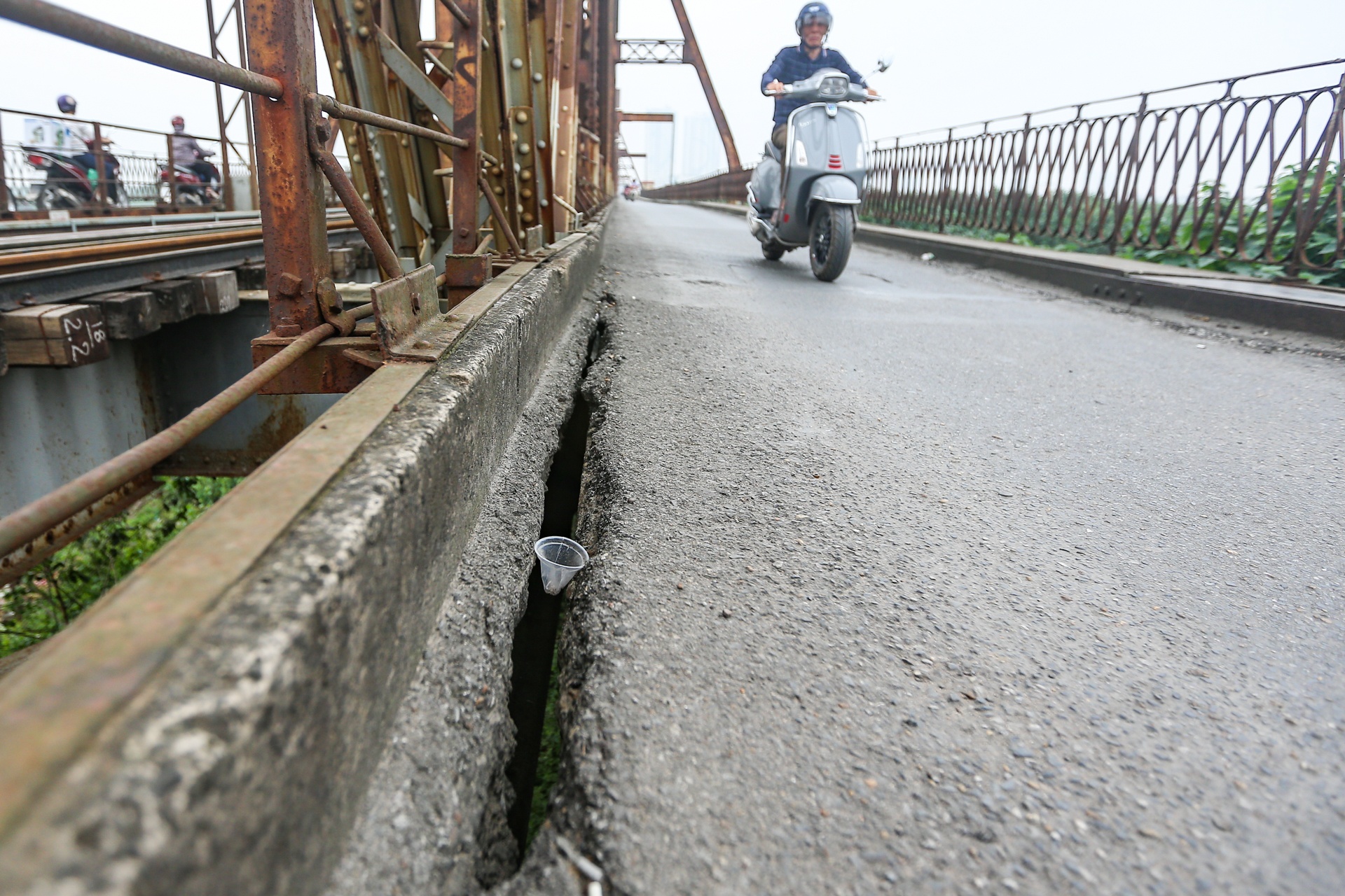 Cau Long Bien xuong cap,  xuat hien nhieu lo hong,  vet nut anh 7
