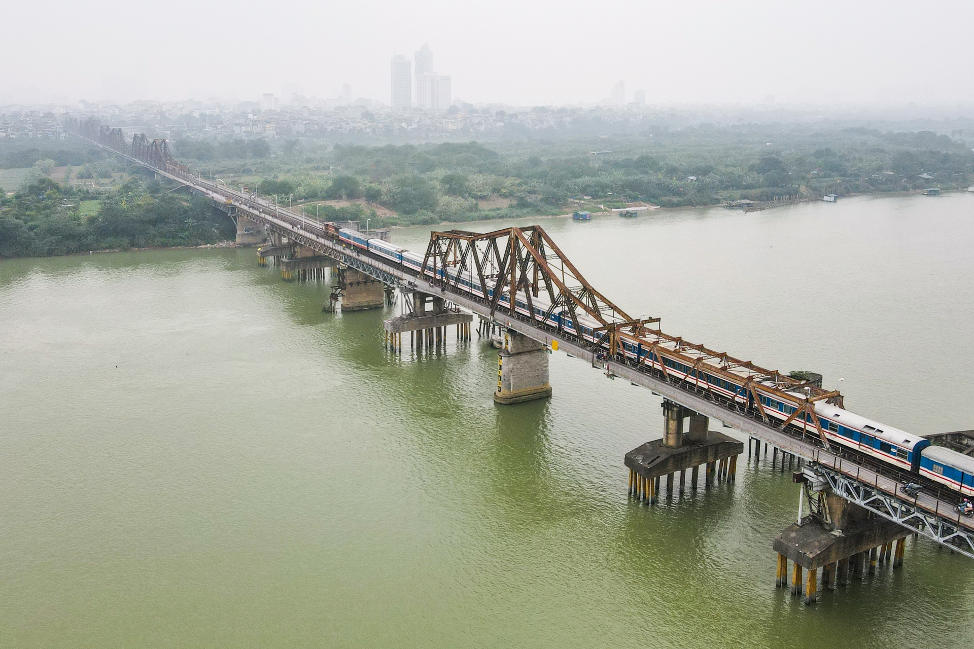 Cau Long Bien xuong cap,  xuat hien nhieu lo hong,  vet nut anh 2