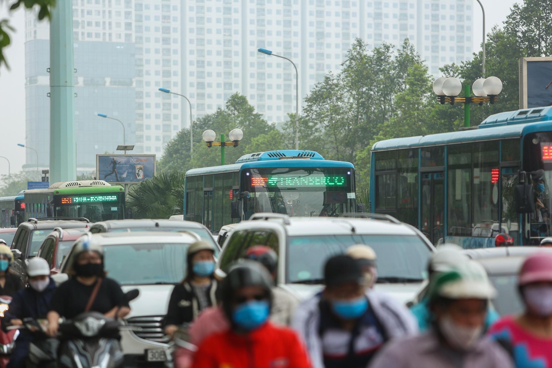 Xe buyt BRT di cham nhu xe buyt thuong vao gio cao diem anh 6