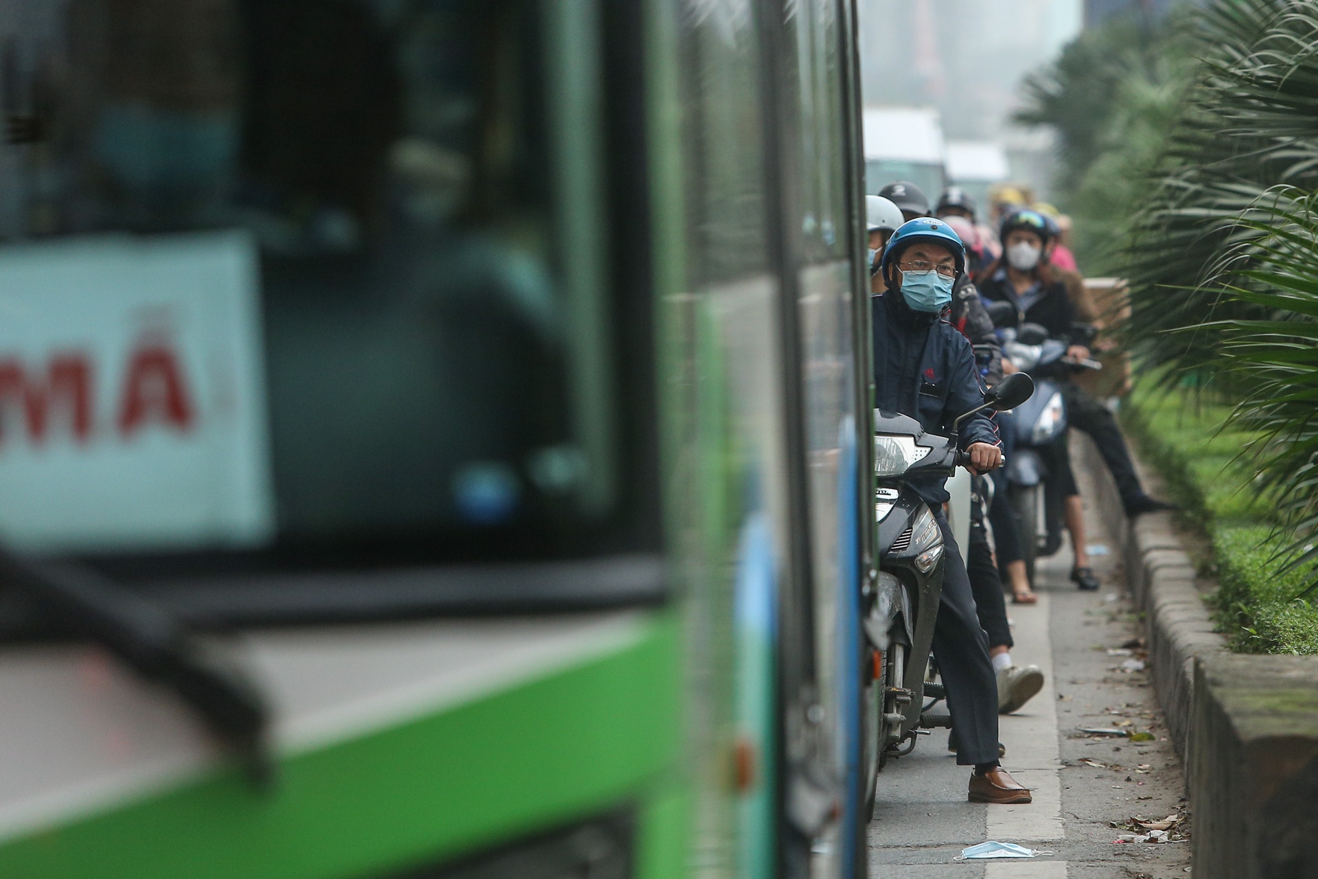 Xe buyt BRT di cham nhu xe buyt thuong vao gio cao diem anh 7